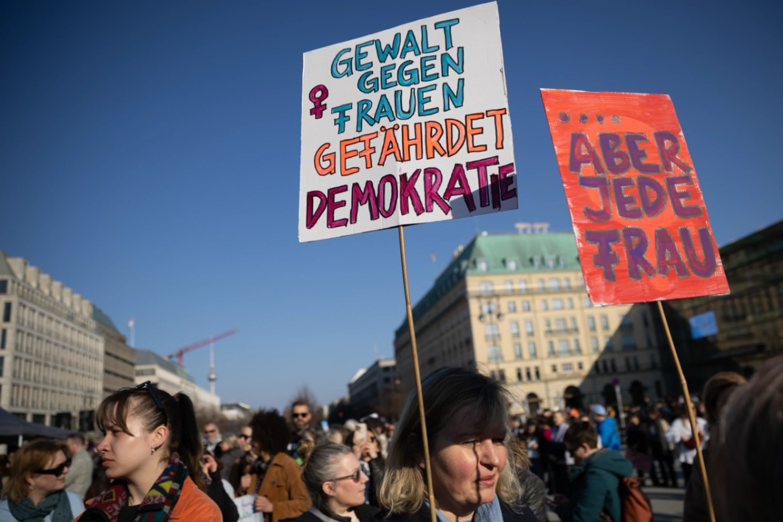 Proteste gegen Gewalt an Frauen regen sich weltweit