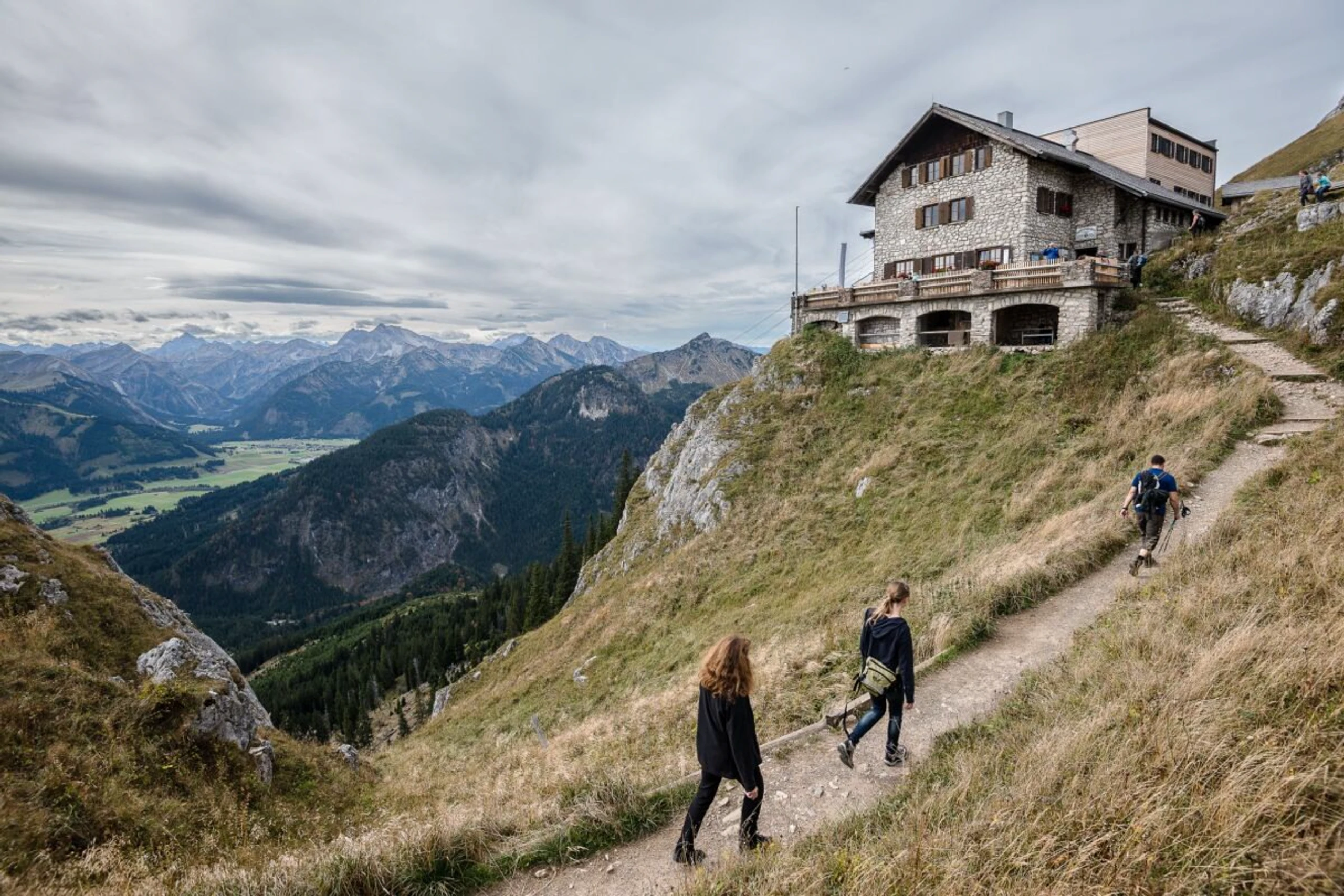 ++ ARCHIVBILD ++ Wer in den Bergen wandern geht, sollte lieber genug Wasser dabei haben