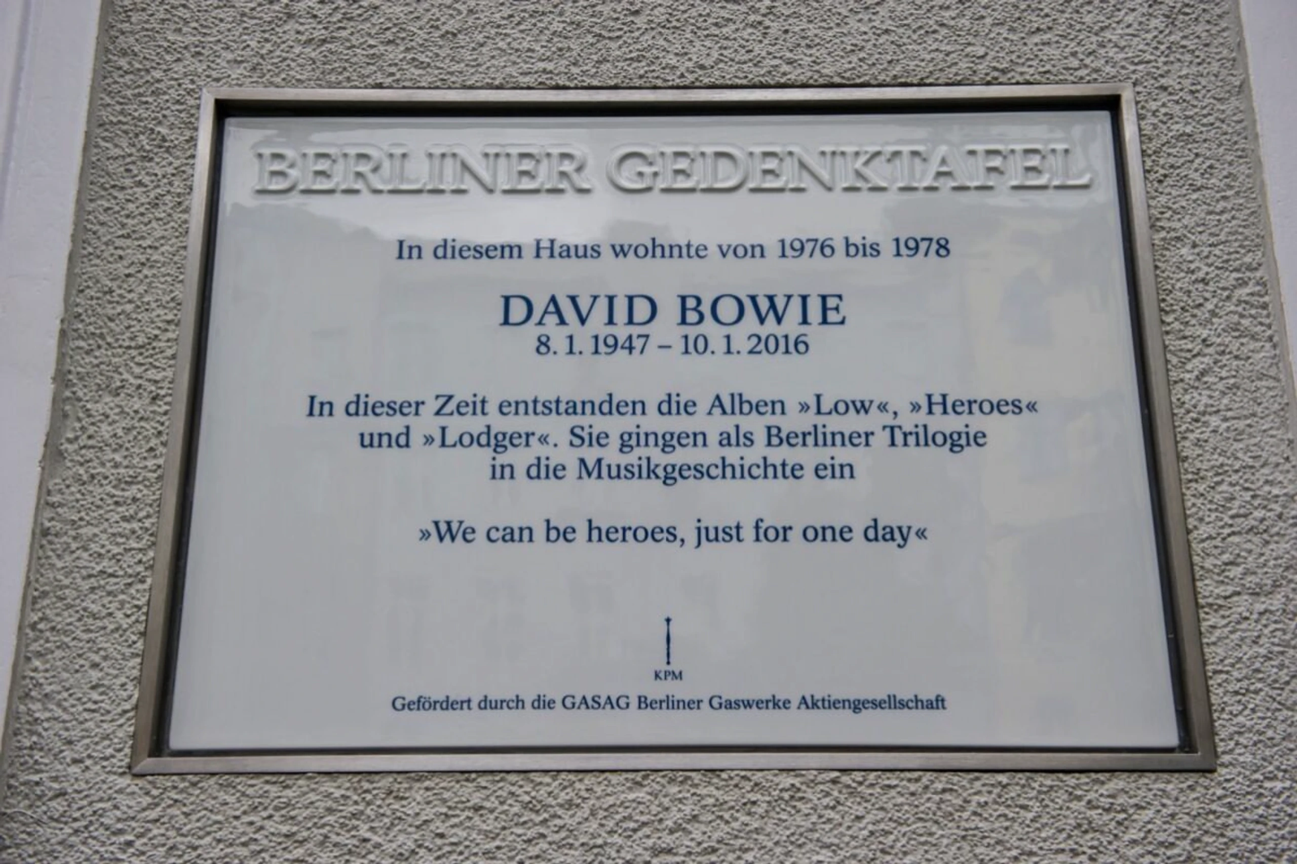 ++ ARCHIVBILD ++ Gedenktafel an Bowies Berliner Wohnung