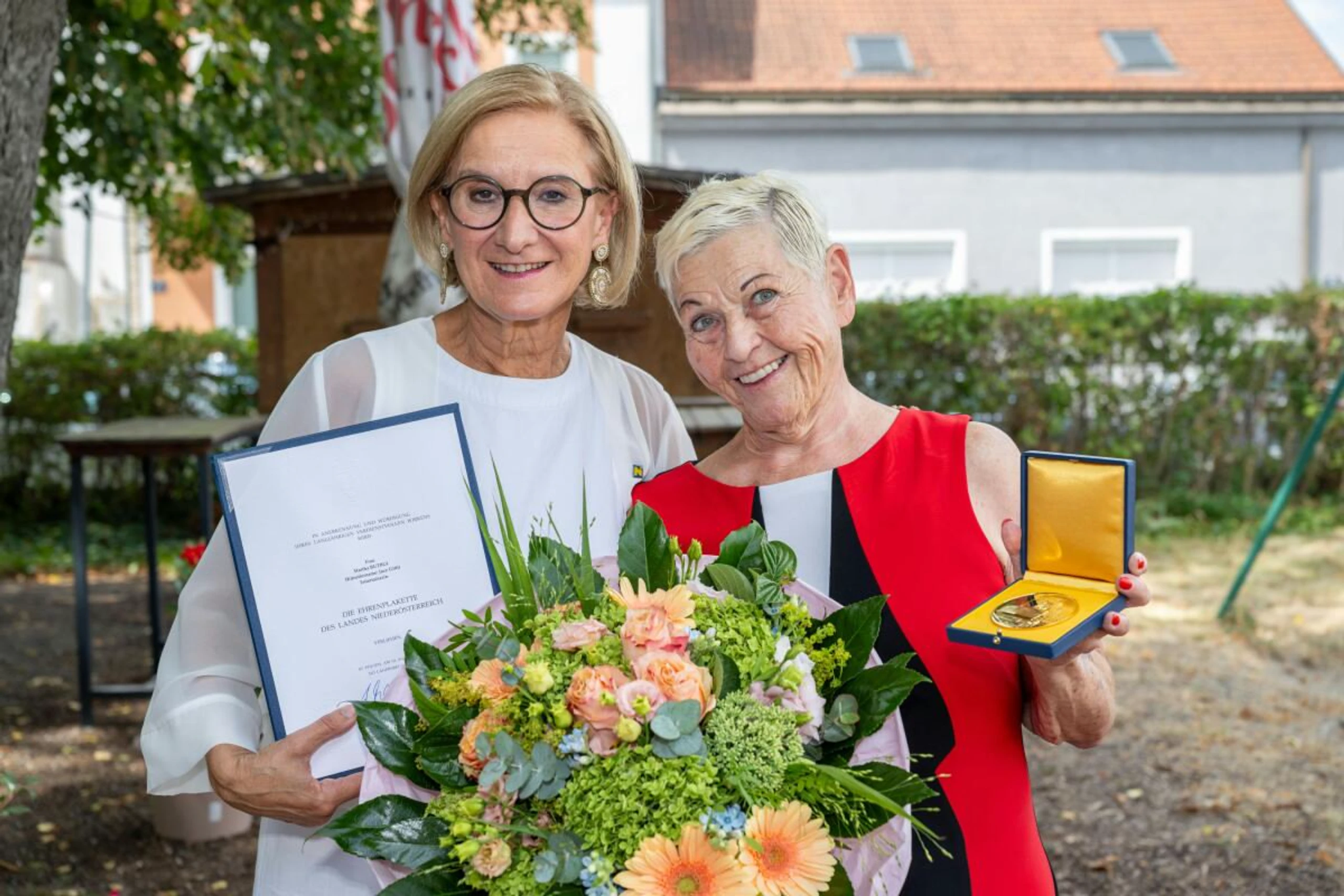 Mikl-Leitner überreichte die Ehrenplakette des Landes Niederösterreich an Jazz Gitti