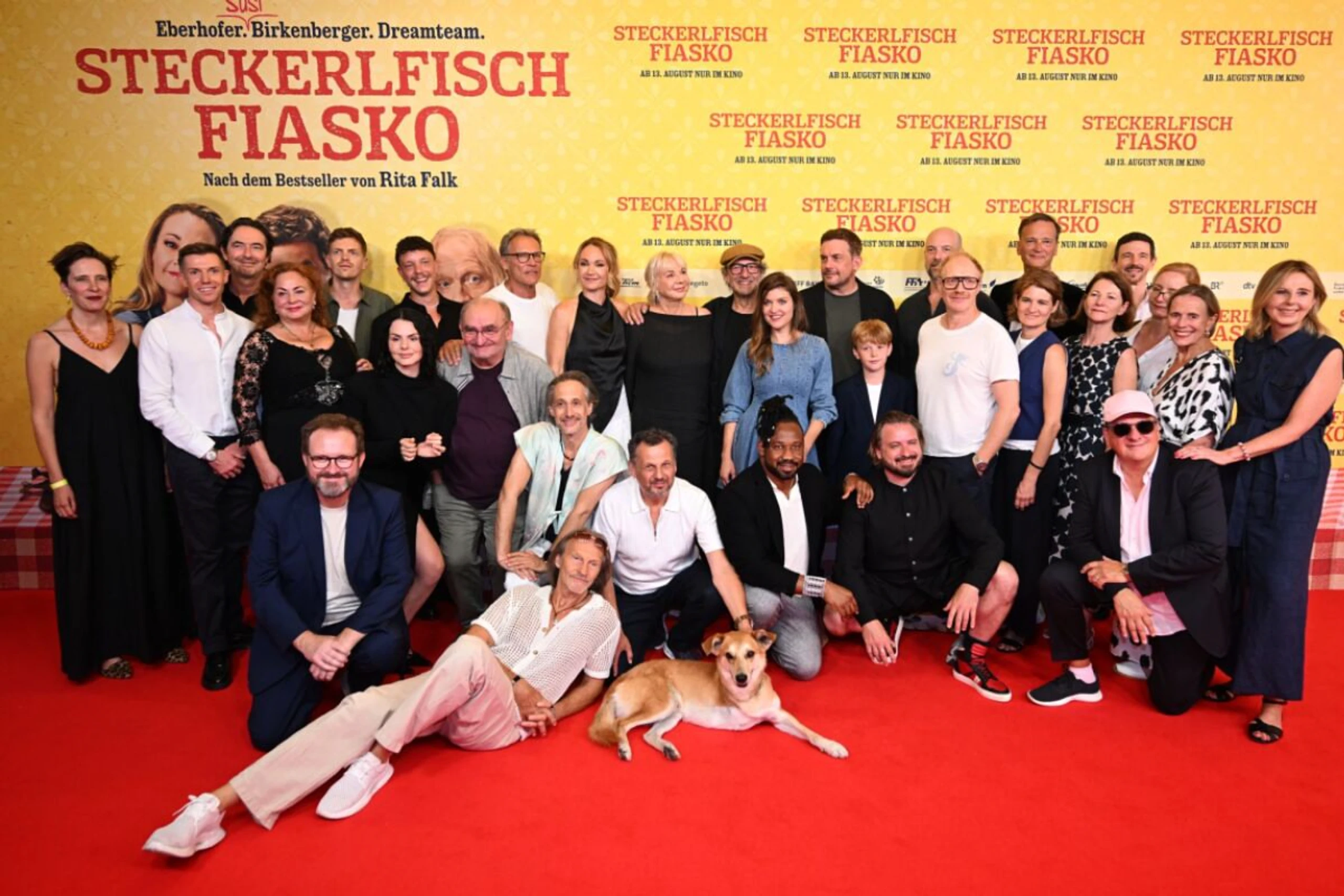 Das Team bei der "Steckerlfischfiasko"-Premiere in München