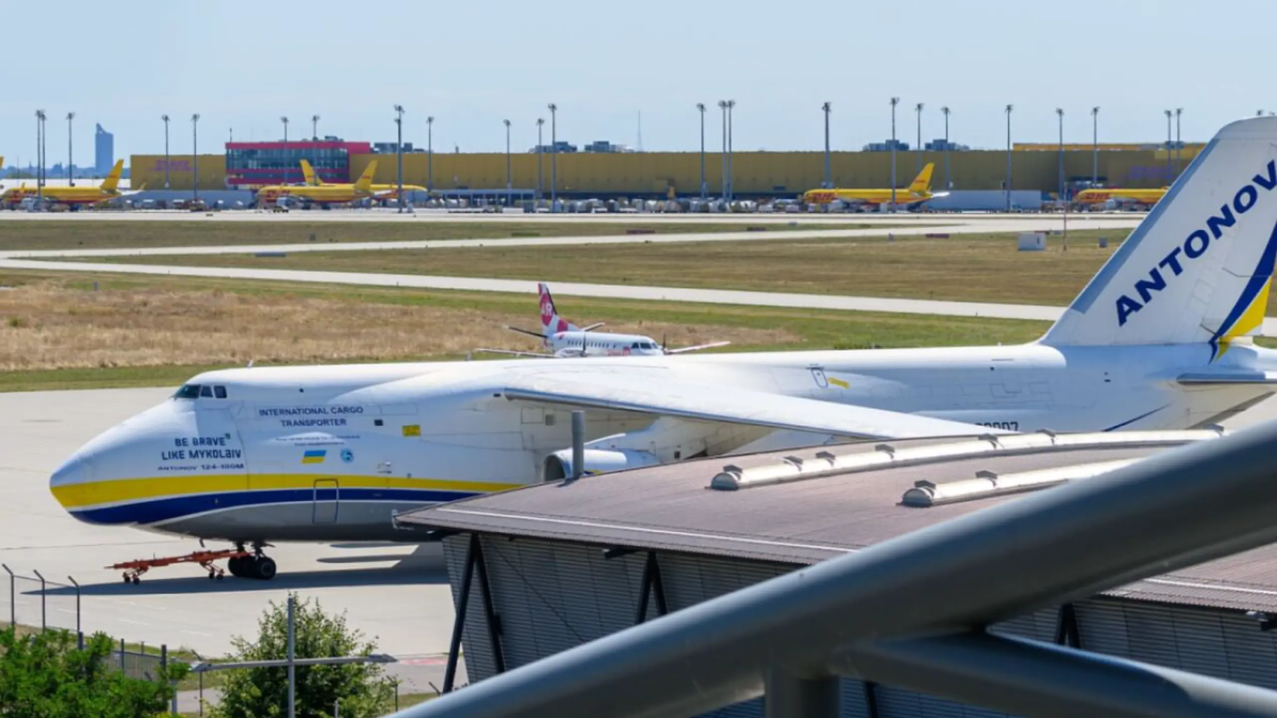 © APA/APA/dpa/Hendrik Schmidt Die Bedrohung durch Drohnen trieb das Flugsicherungs-Geschäft an