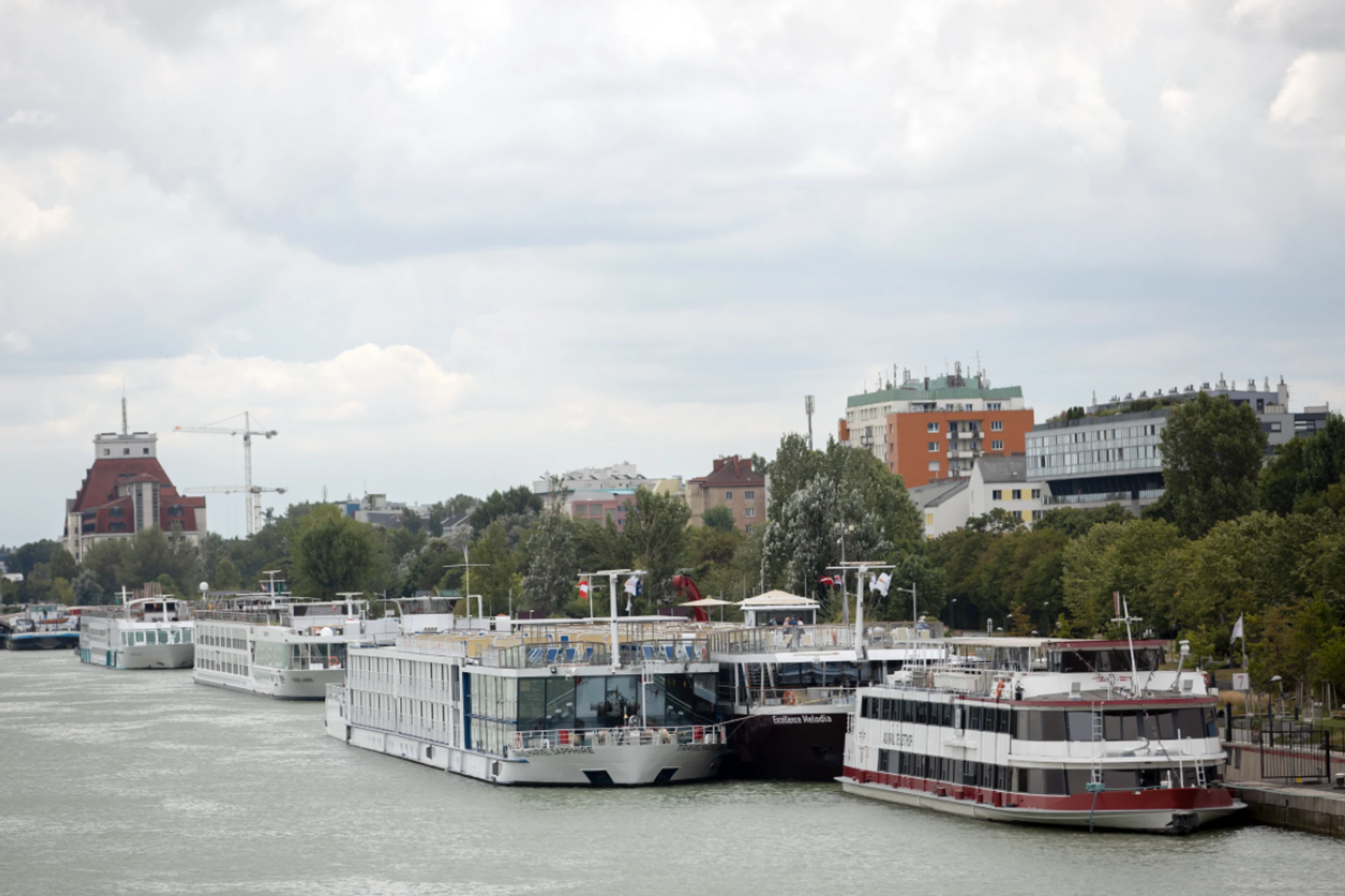 Flusskreuzfahrtschiffe bleiben aktuell länger in Wien