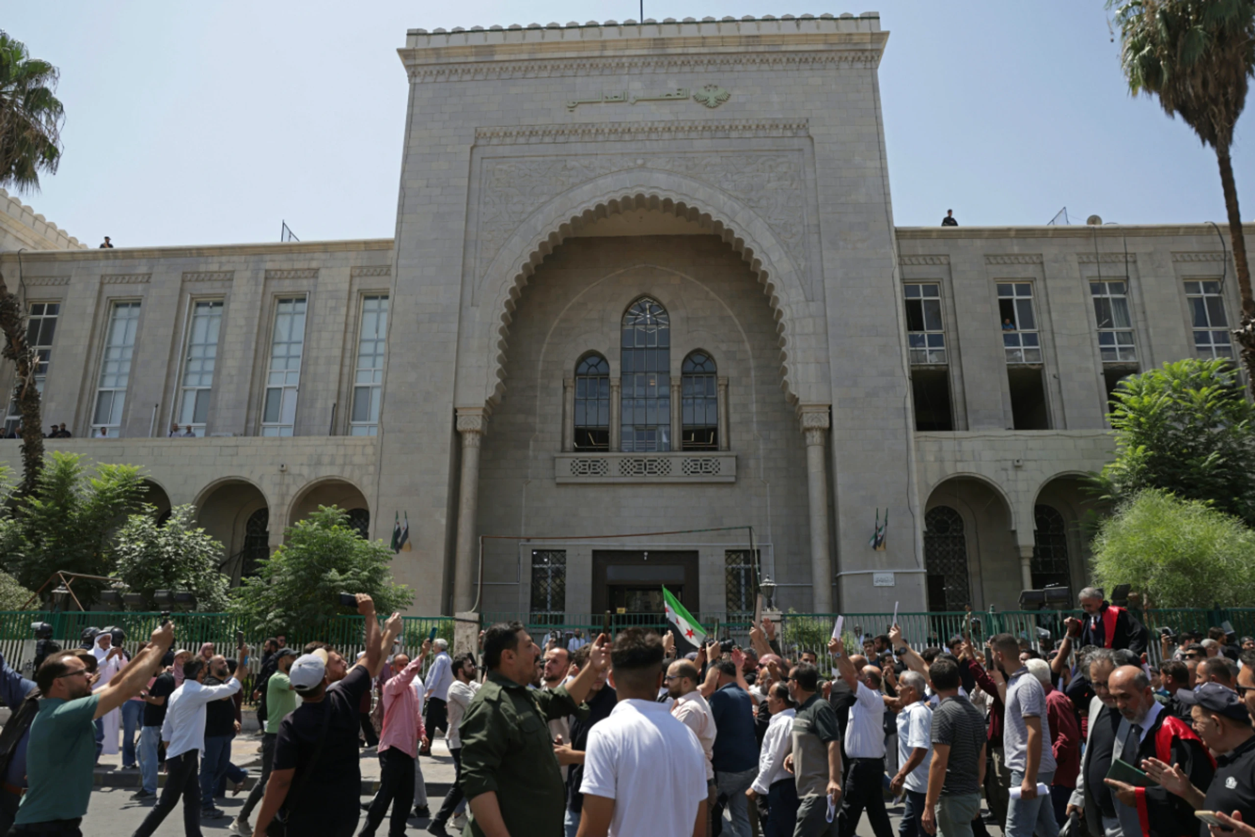 Jubel vor Gerichtspalast nach Urteil gegen Assad