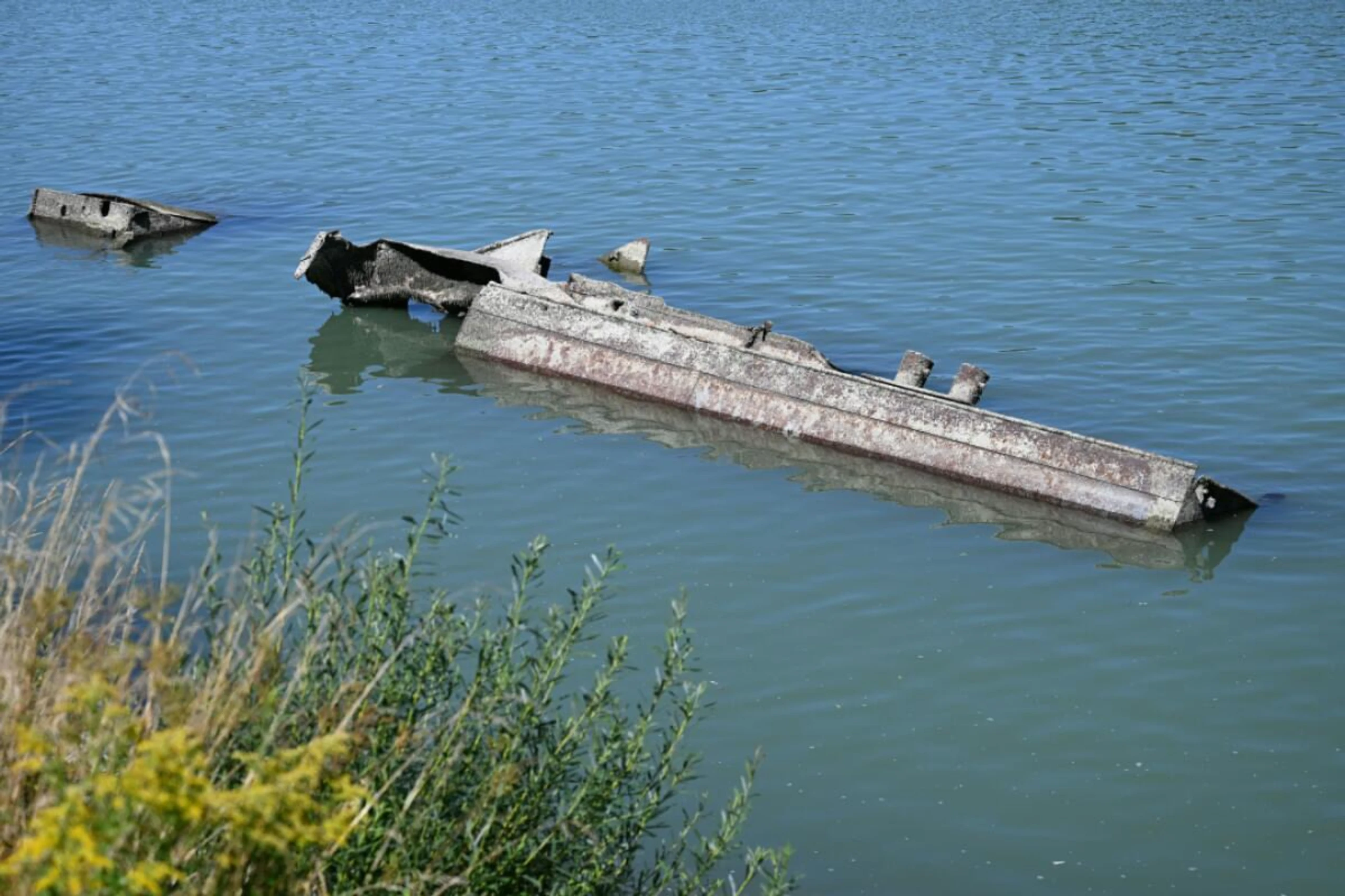 Niedrigwasser - Zwei Kriegsschiffe in der Donau in NÖ zu sehen