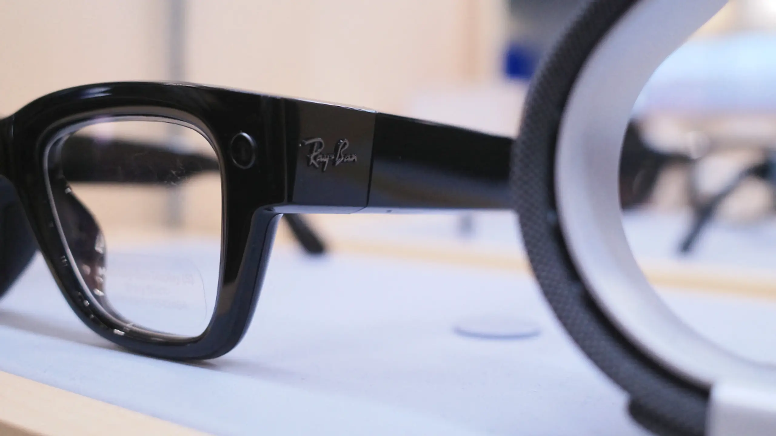 © APA/APA (AFP/GETTY)/MICHAEL M. SANTIAGO "Ray-Ban Meta Wayfarer" verstößt laut HateAid gegen Datenschutzgesetze