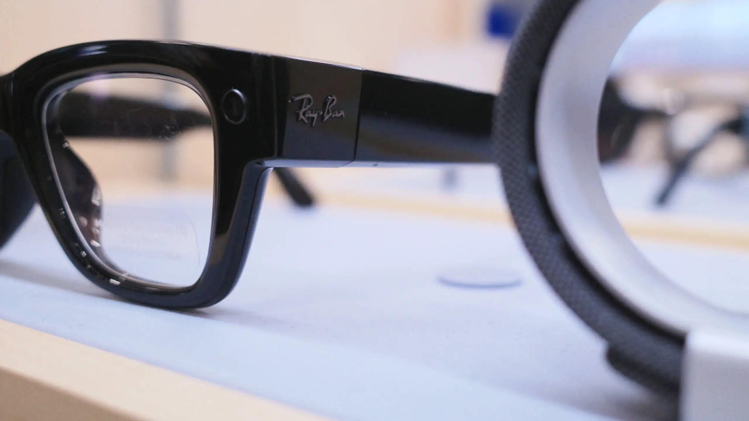 © APA/APA (AFP/GETTY)/MICHAEL M. SANTIAGO "Ray-Ban Meta Wayfarer" verstößt laut HateAid gegen Datenschutzgesetze