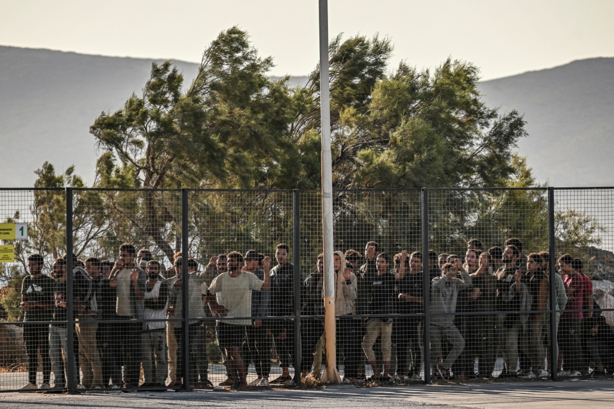 Migranten hinter einen Zaun in Griechenland