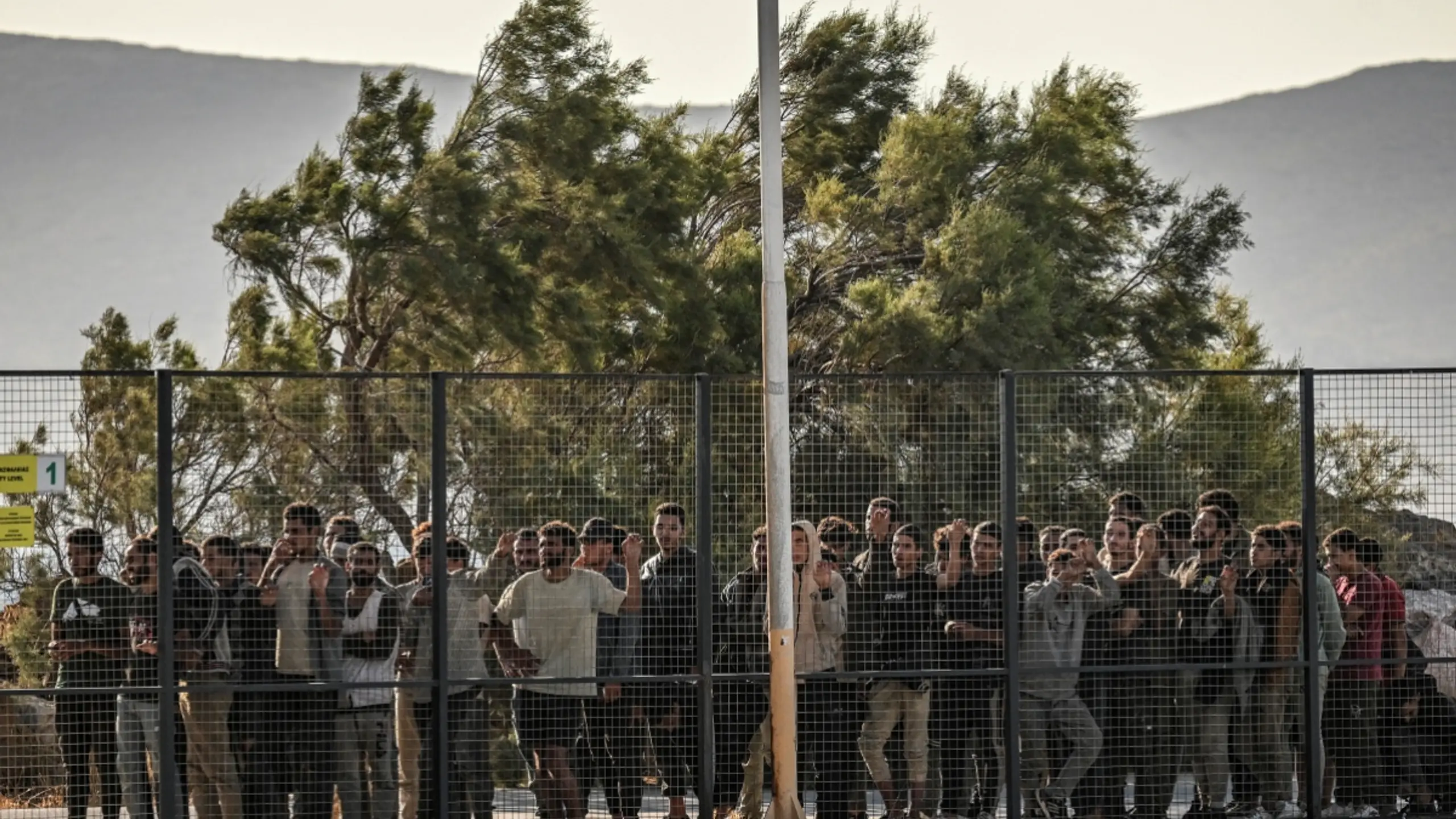 Migranten hinter einen Zaun in Griechenland