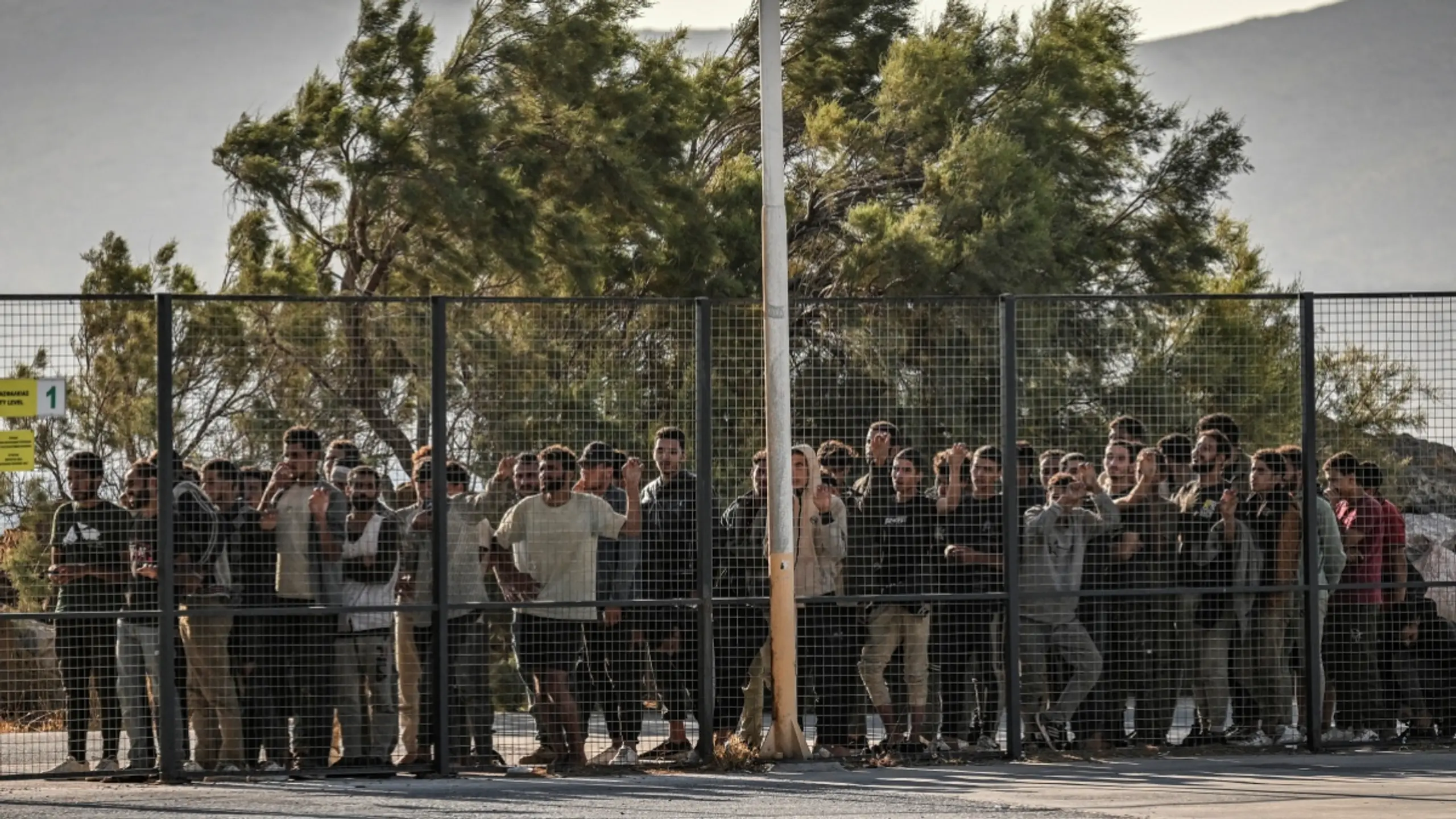 © APA/APA/AFP/ARIS MESSINIS Migranten hinter einen Zaun in Griechenland