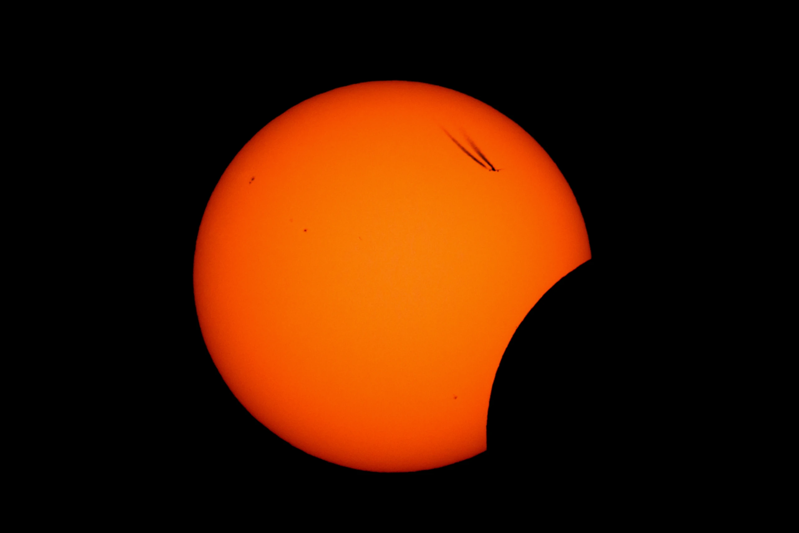 Lange Astronacht: Partielle Sonnenfinsternis begeisterte landesweit