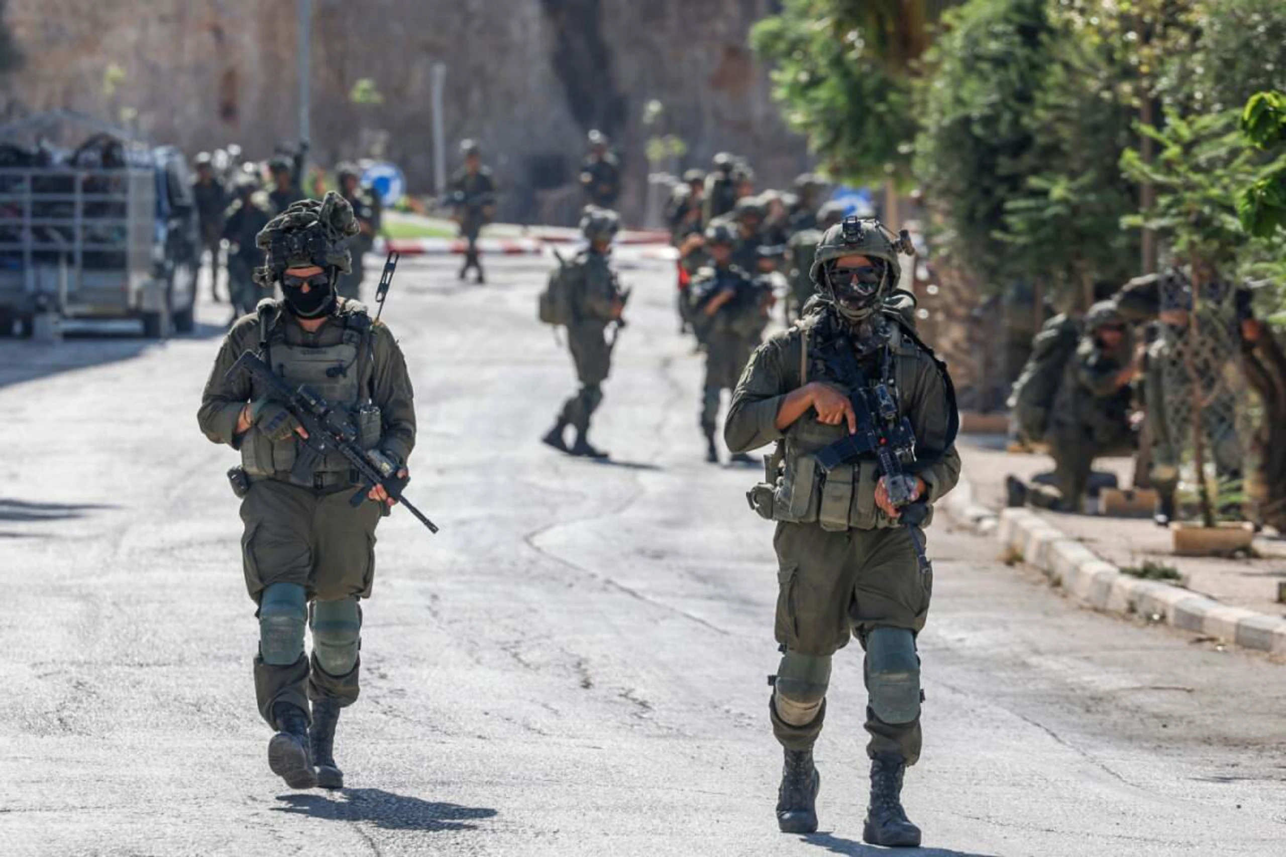 Israelische Soldaten patrouillieren im Dorf Qusra