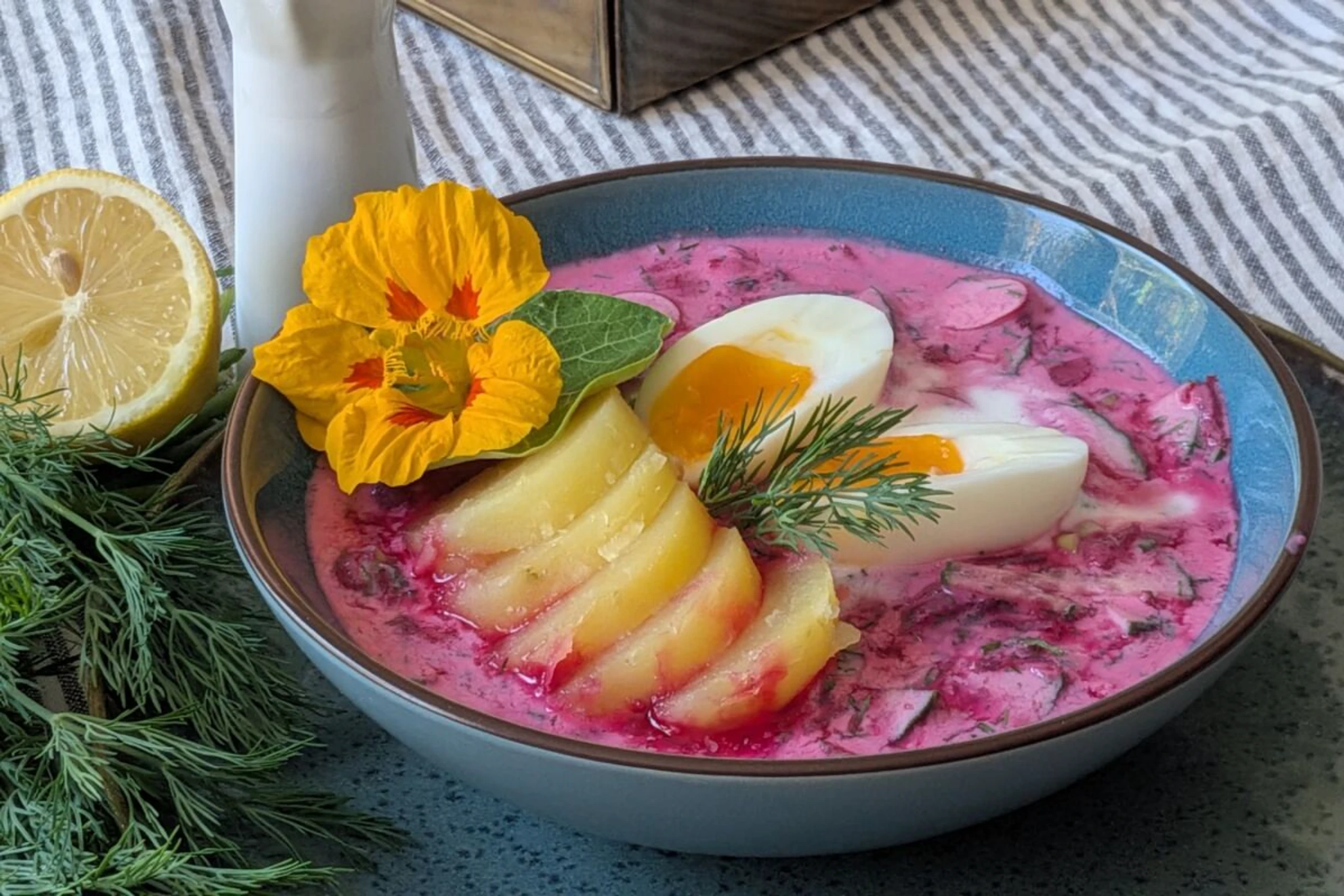 Die Suppe bekommt ihre einzigartige pinke Farbe von den Roten Rüben