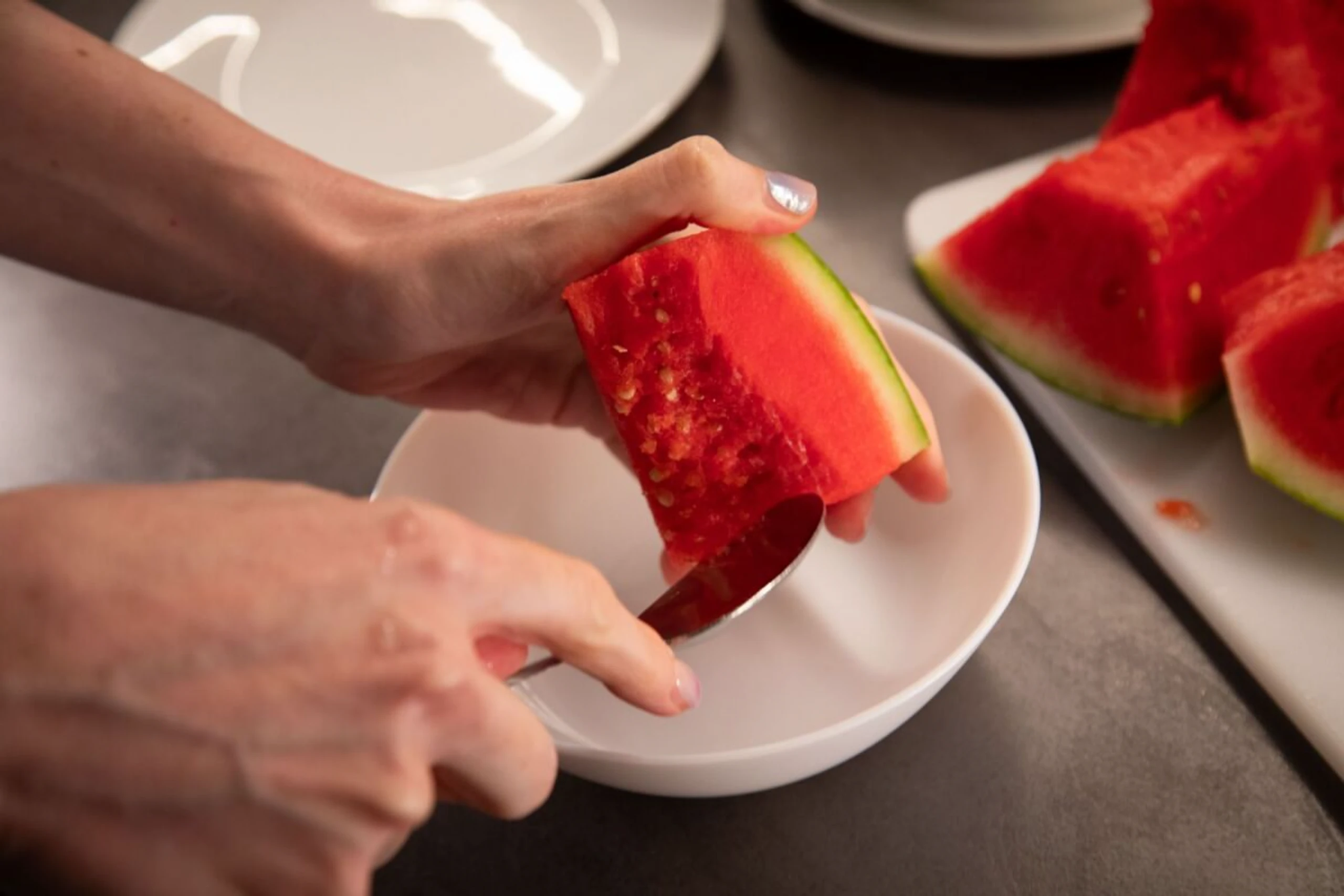 Die Kerne lassen sich mit einem Löffel aus dem Fruchtfleisch kratzen