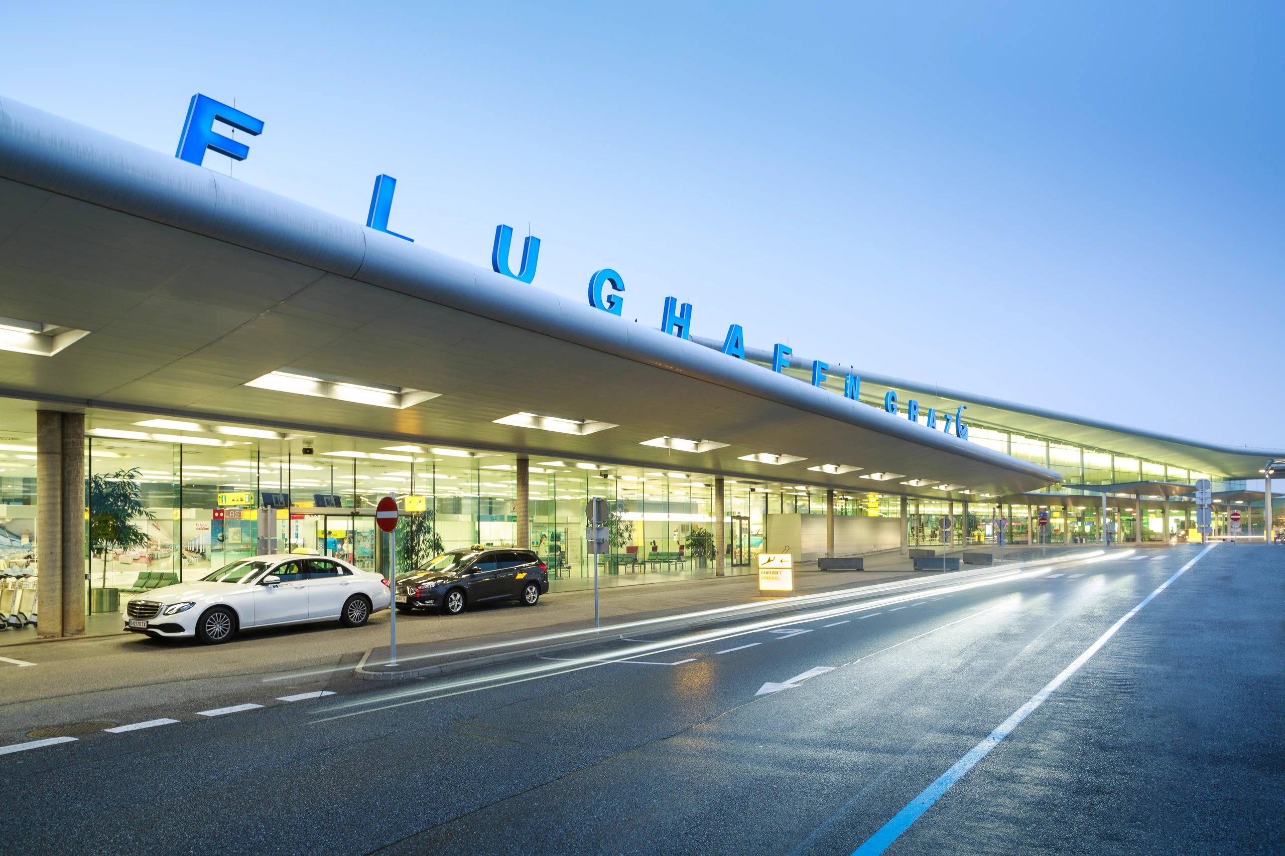 Flughafen Graz versteigert Busse, Fluggasttreppen und Feuerwehrauto