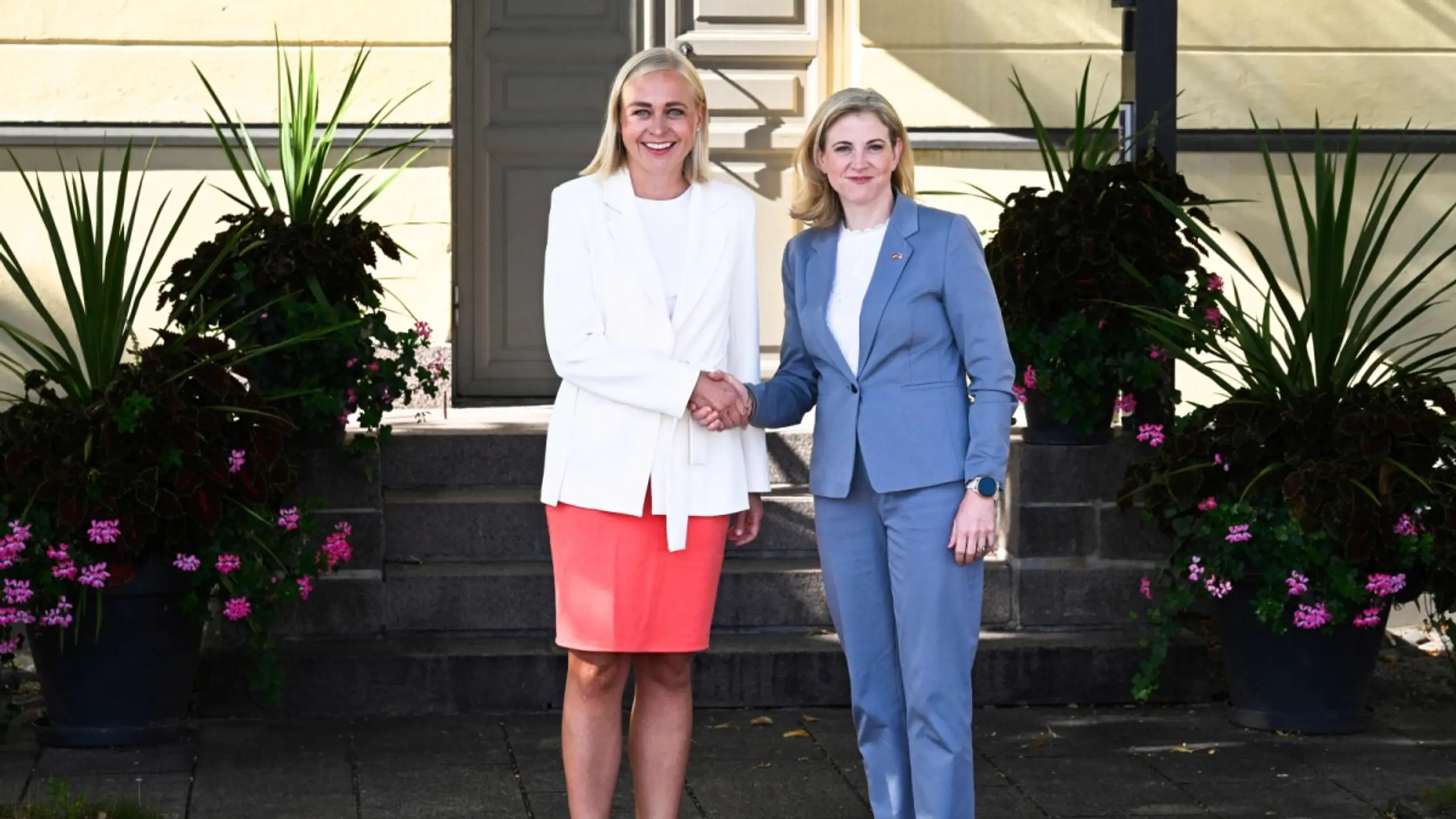 © AFP, MARKKU ULANDER, Apa Meinl-Reisinger (r.) traf finnische Außenministerin Elina Valtonen