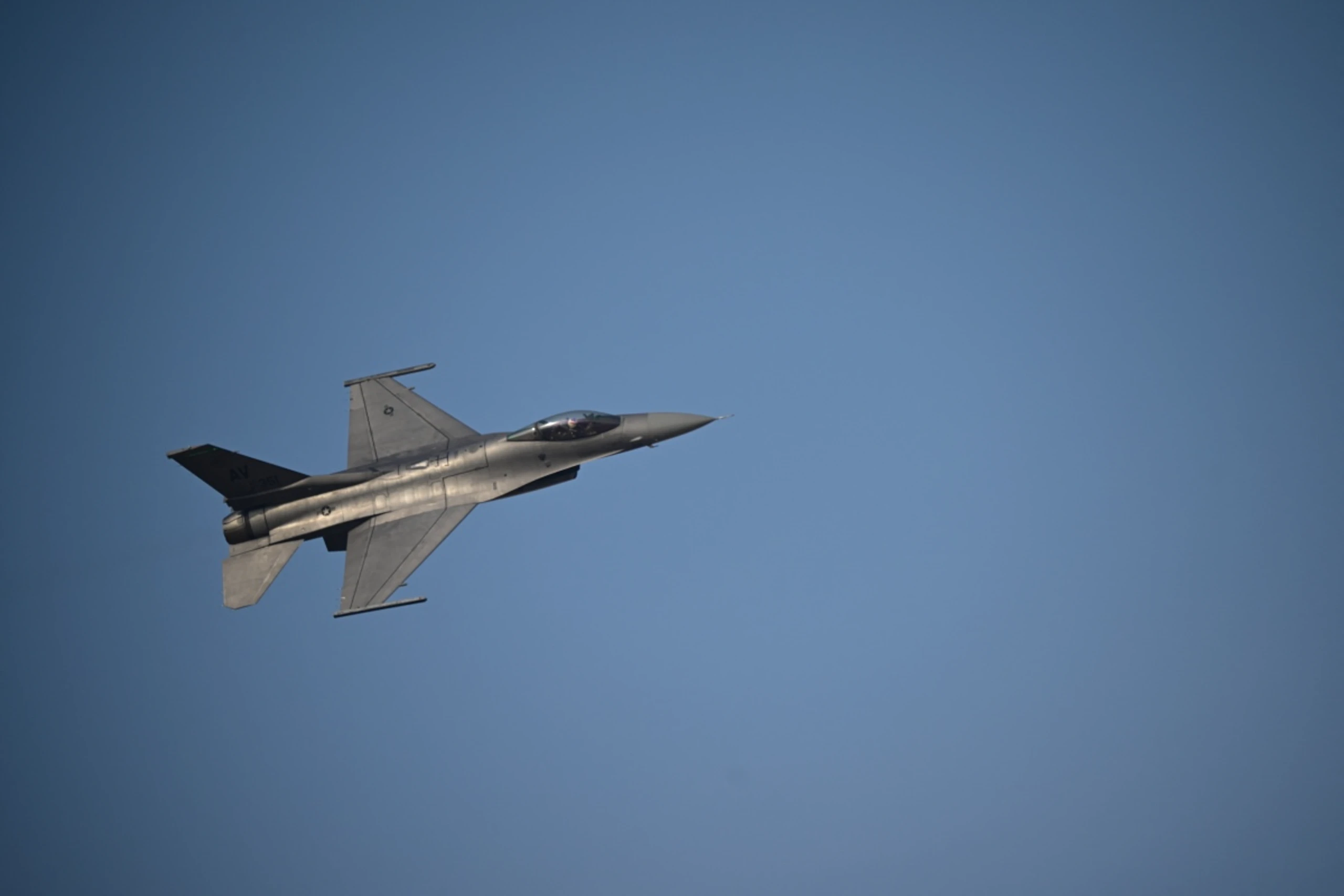 Ein F16-Flieger in der Luft (Symbolbild)