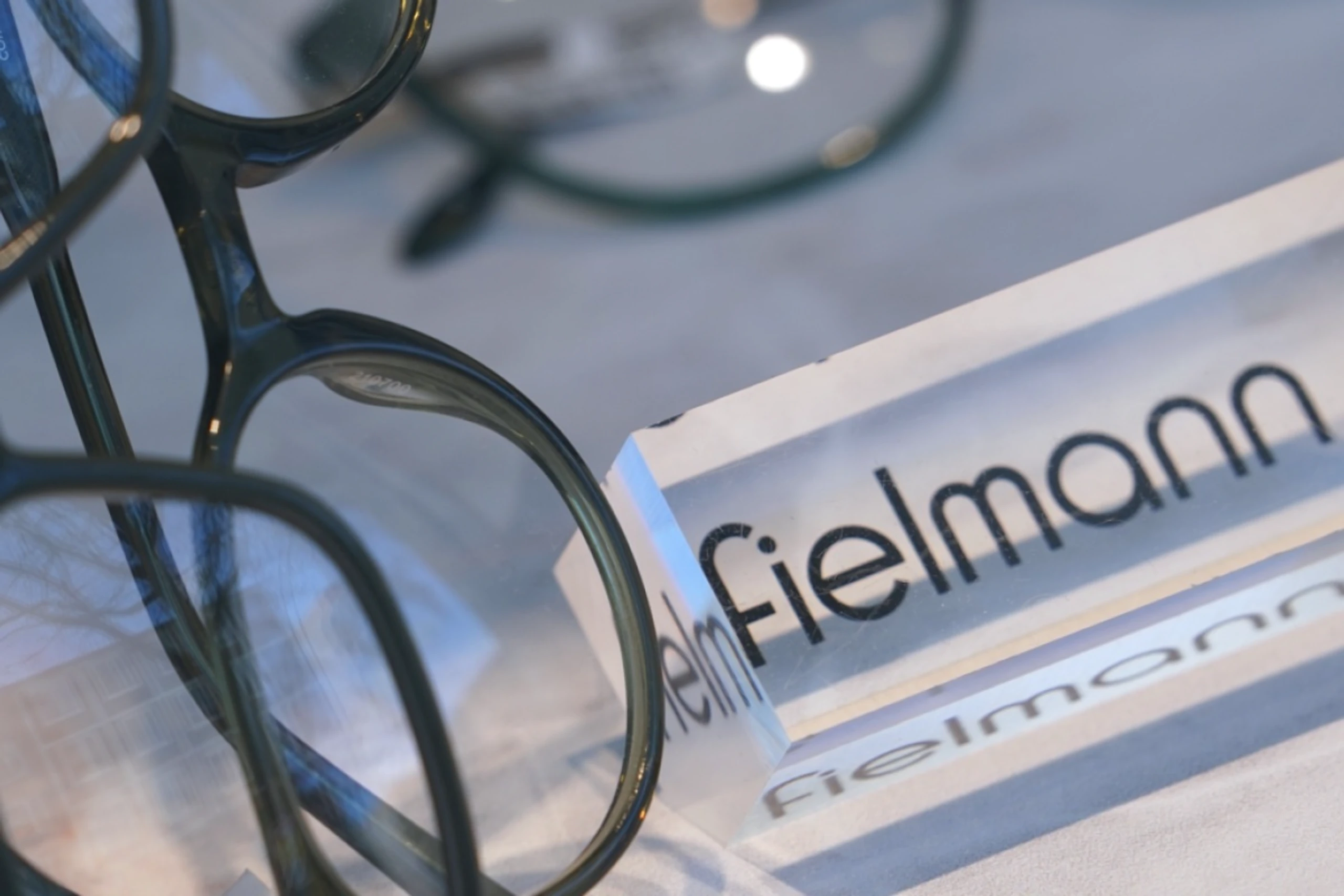 Maue Nachfrage in Deutschland: Fielmann senkt Prognose