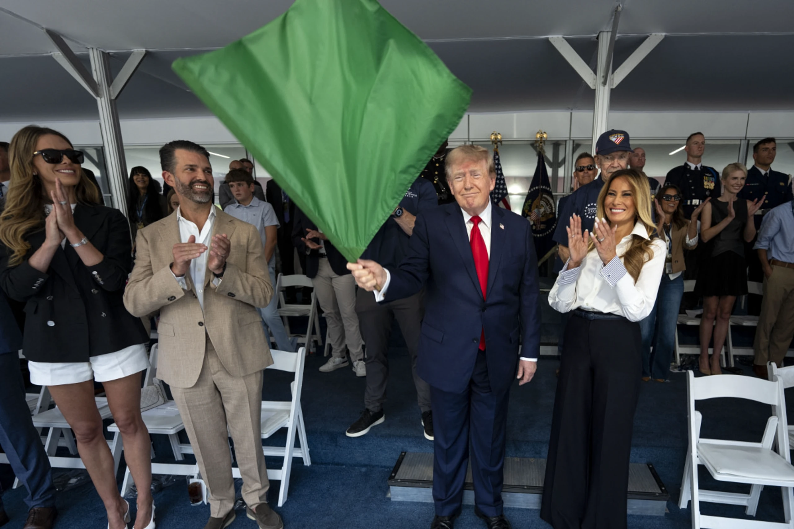 250 Jahre USA: Trump-Ehrenrunde bei Autorennen in Washington