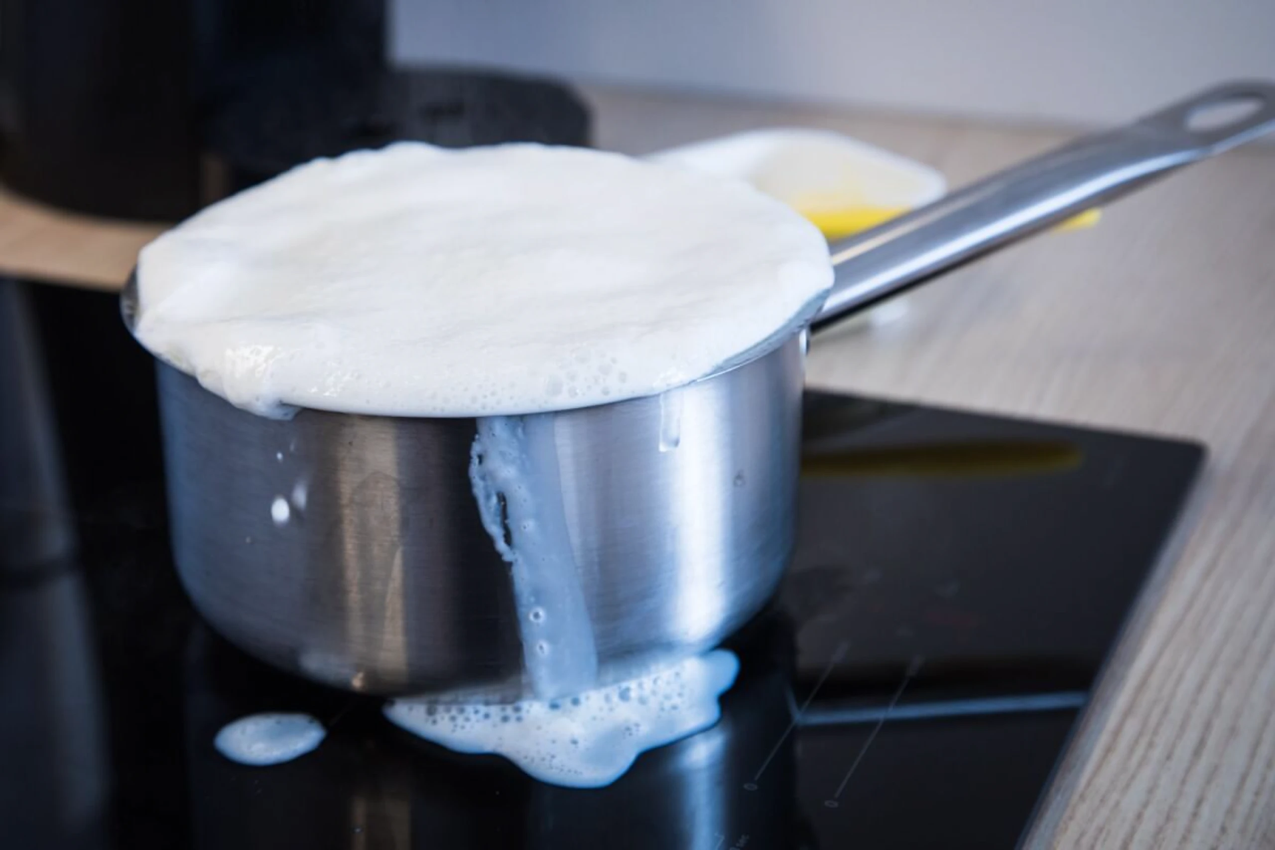 Milch hat einen hohen Anteil an Wasser, aber auch an Proteinen