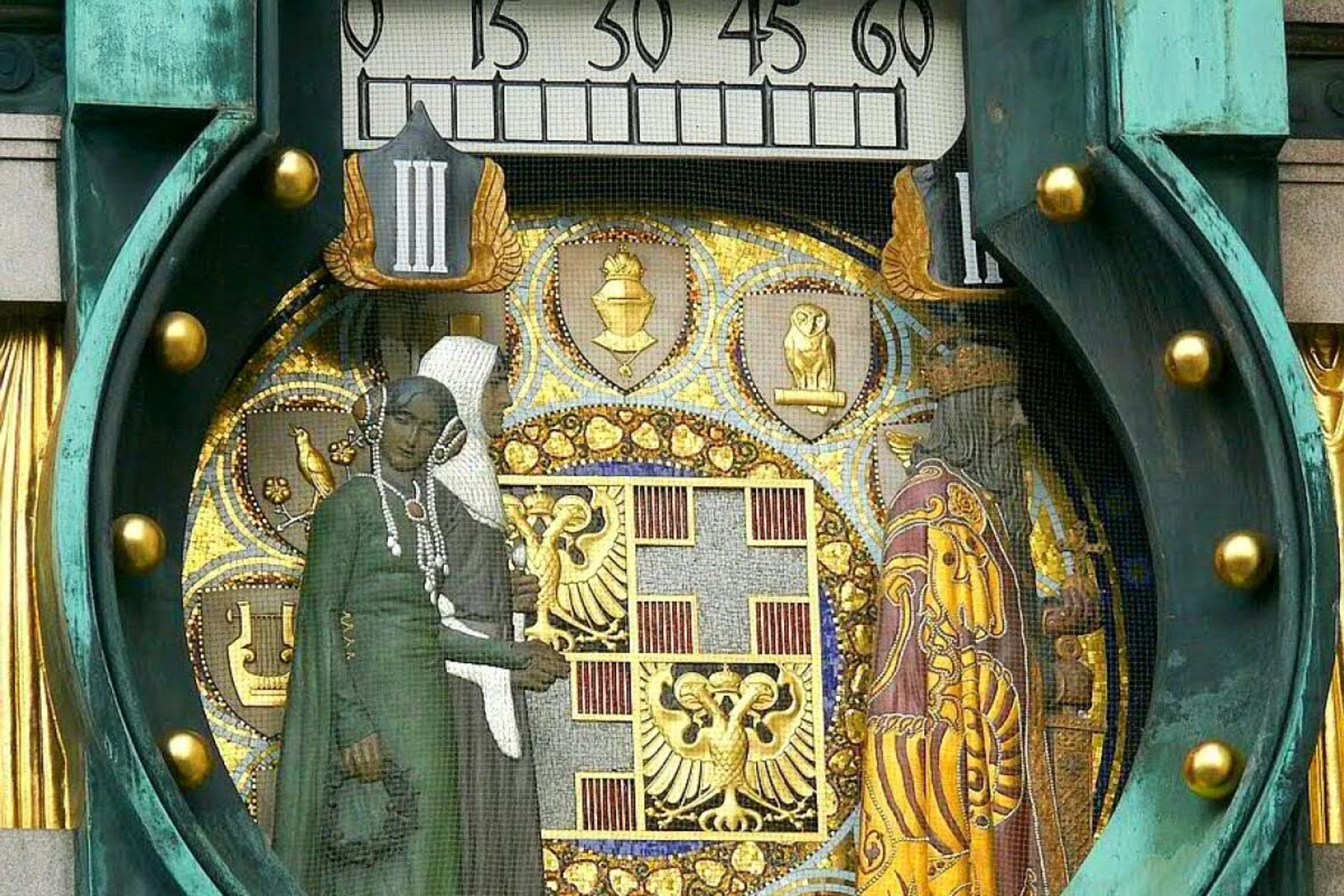 Theodora Angelina erscheint täglich mit ihrem Gemahl auf der Ankeruhr