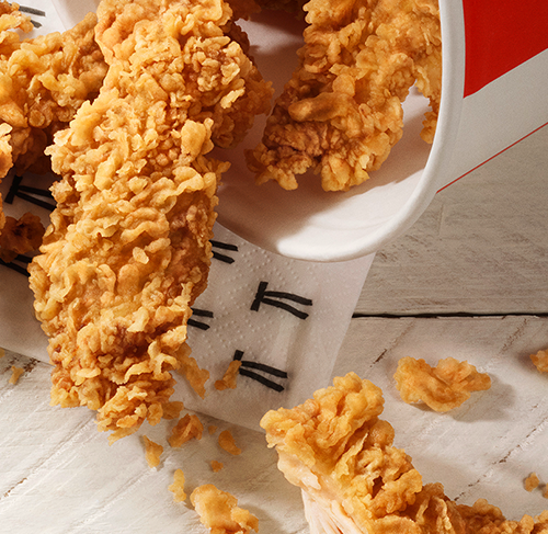 Nahaufnahme knuspriger KFC-Chickenstücke, Kachelbild für die Qualitätsseite