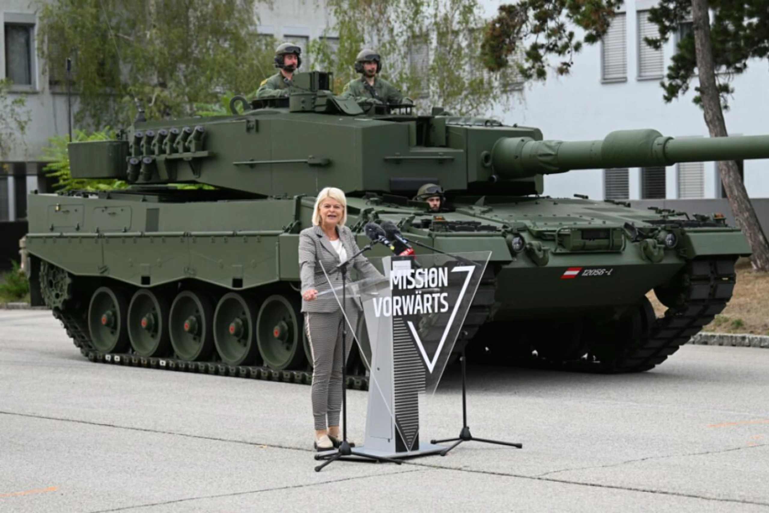 Verteidigungsministeirn Tanner bei Übergabe der modernisierten Panzer