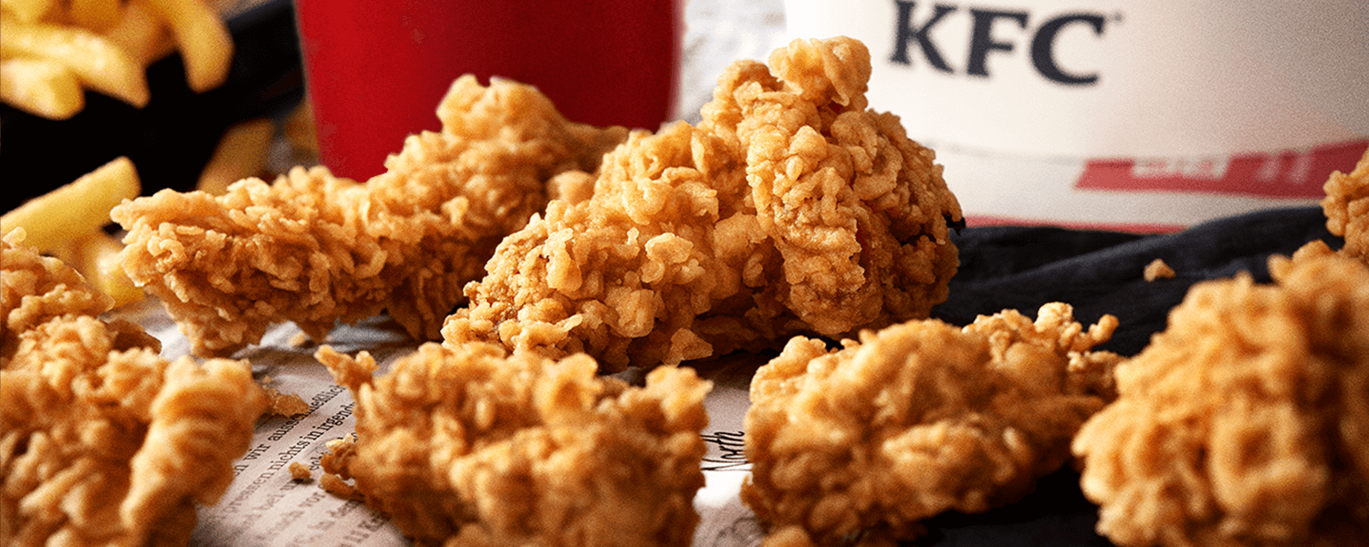 KFC Original Recipe Chicken in Nahaufnahme mit Bucket, Getränk und Pommes