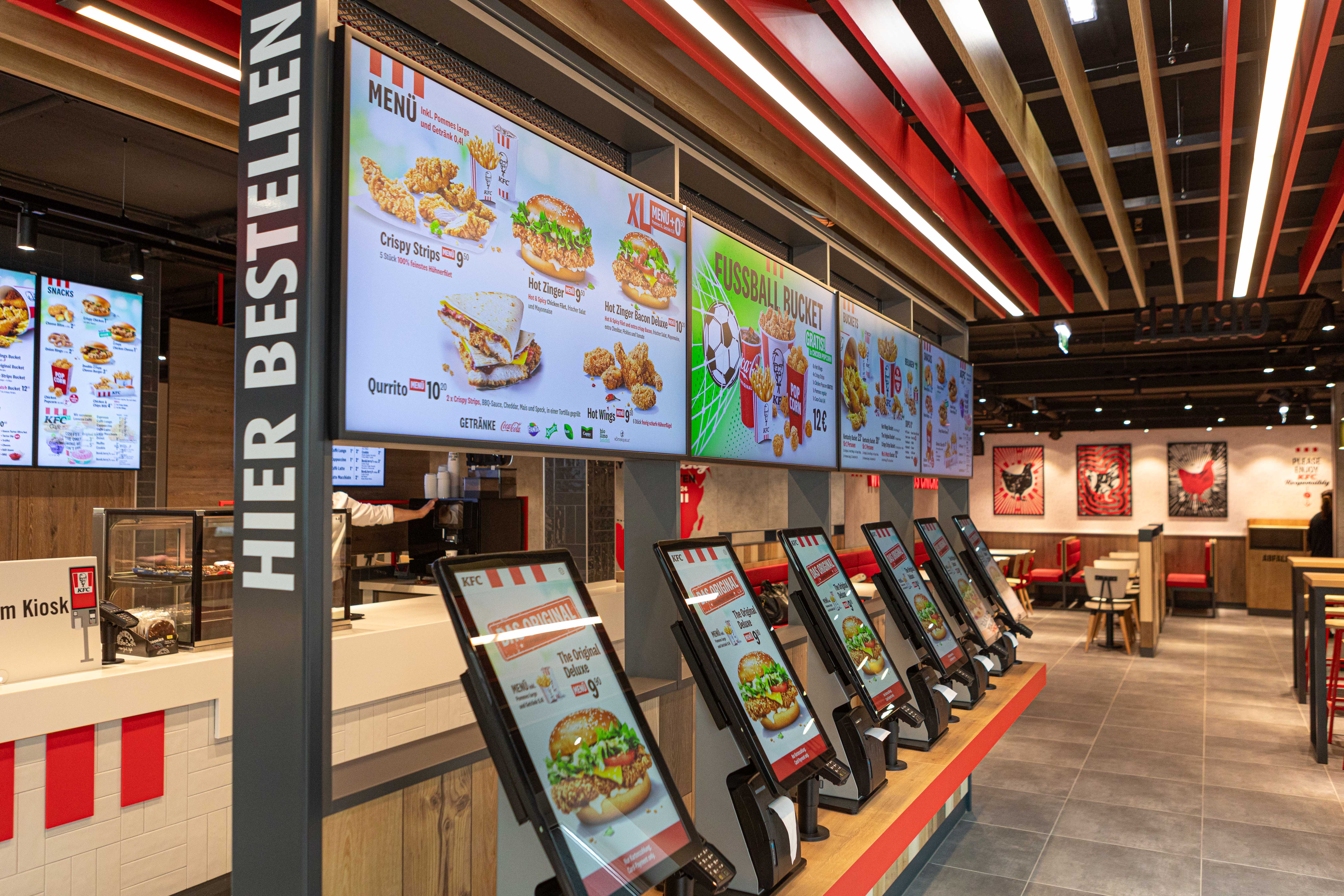 Selbstbedienungsterminals und Menütafeln in der KFC-Filiale Amstetten