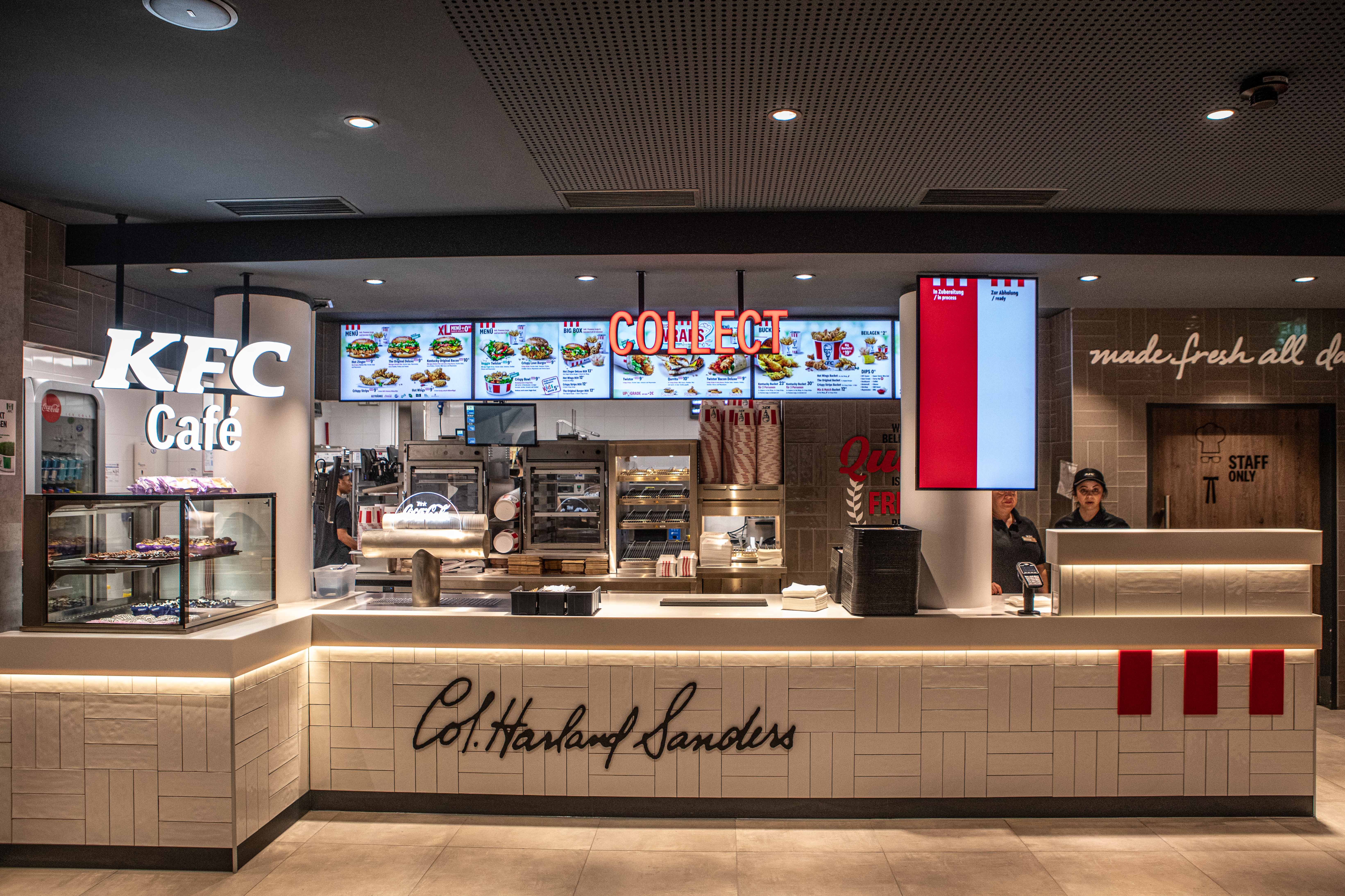 KFC-Café-Theke in der Filiale Villach mit Vitrine und Menütafeln