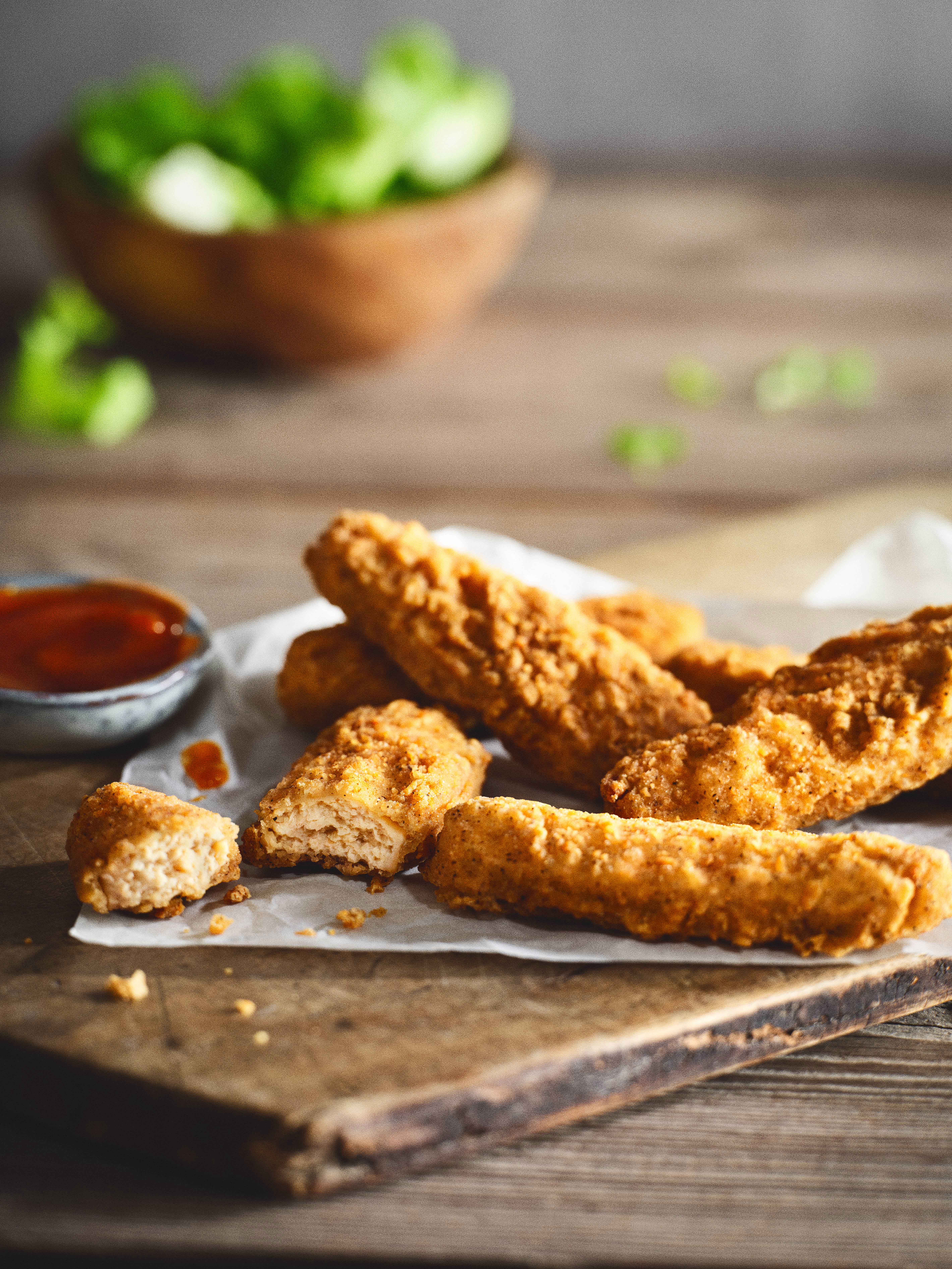 KFC Veggie Tenders auf Holzbrett mit Dip-Sauce