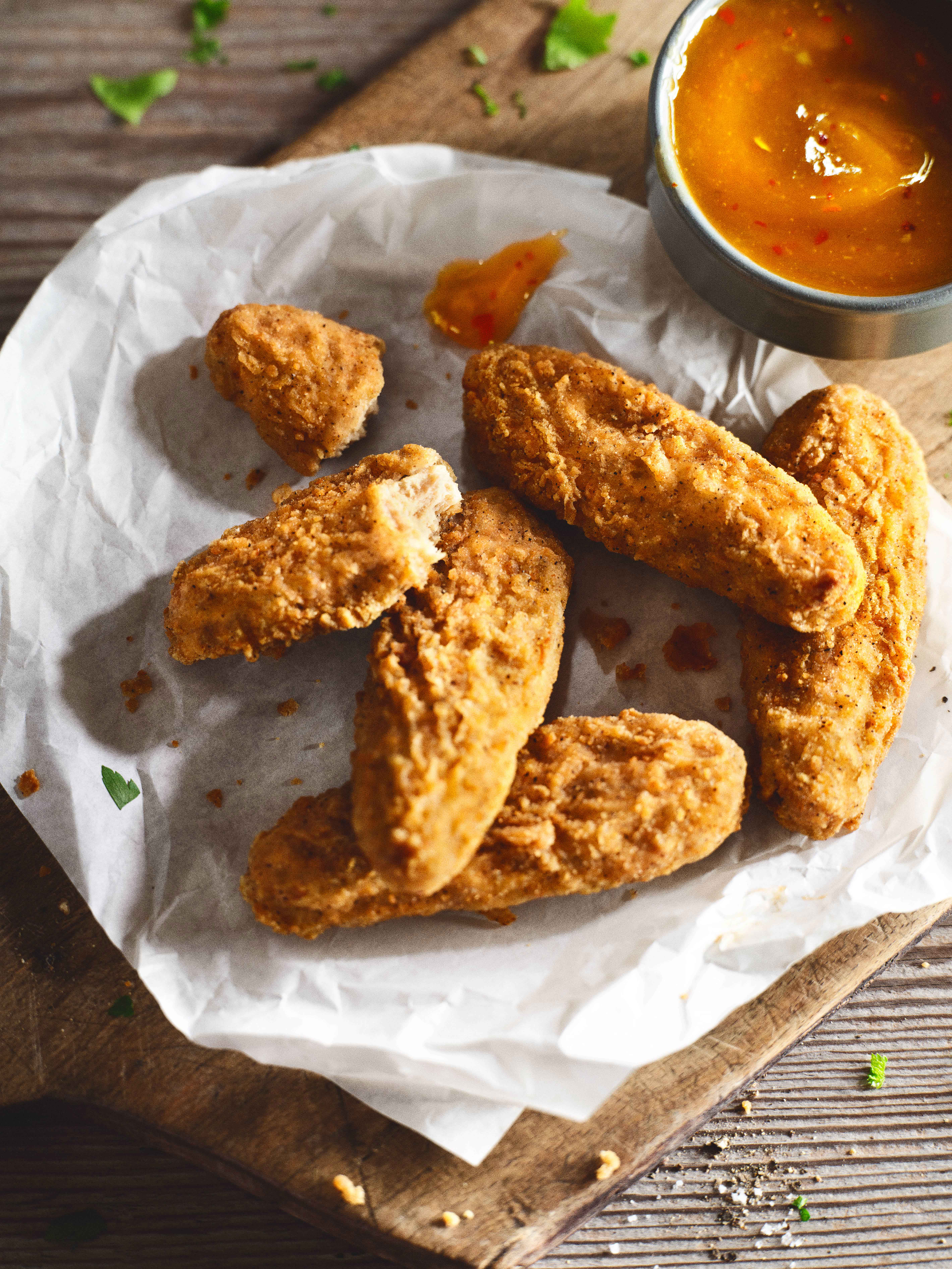 Vier KFC Veggie Tenders in Vogelperspektive mit Dip-Sauce