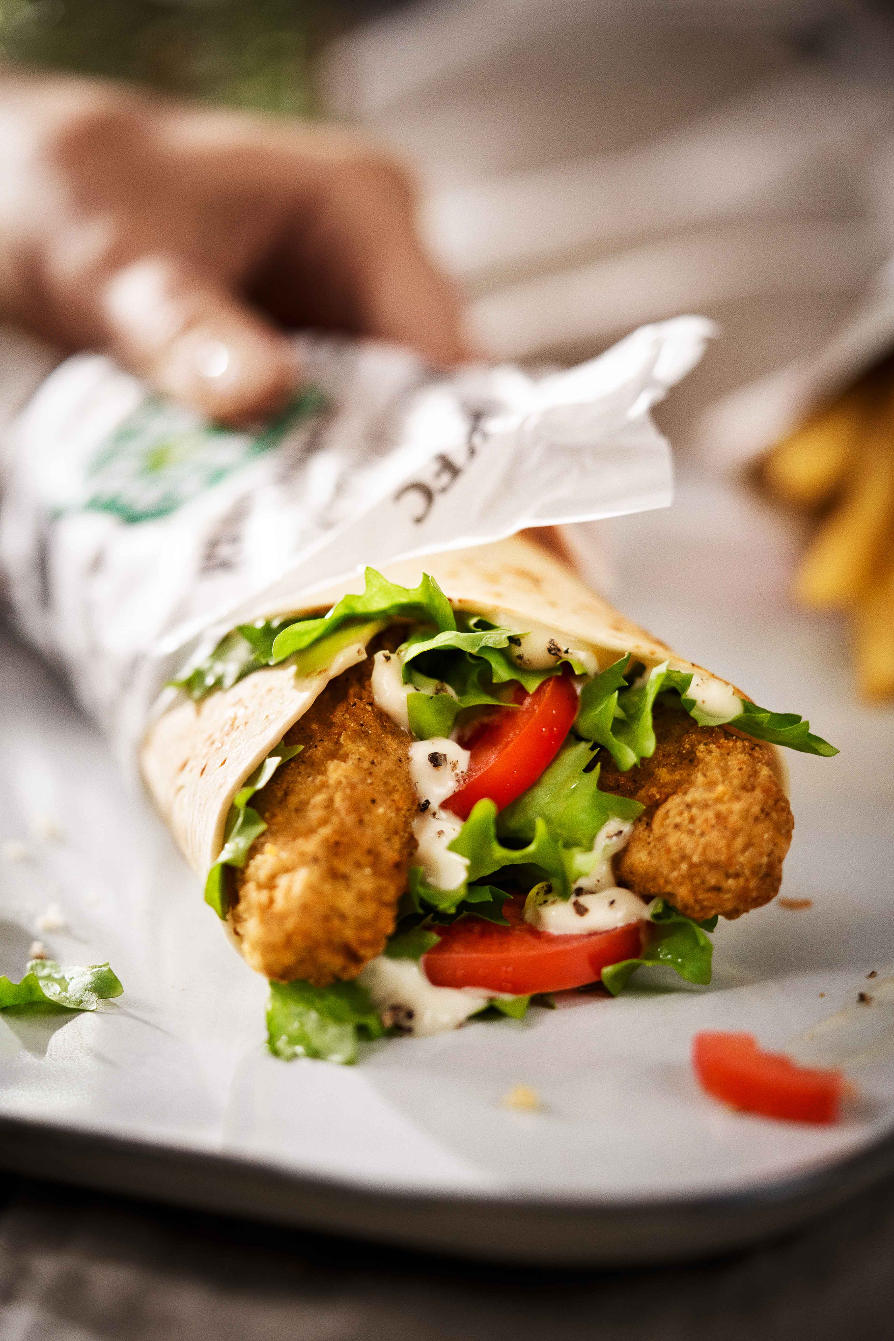 Nahaufnahme eines aufgeschnittenen KFC Veggie Twister Wraps