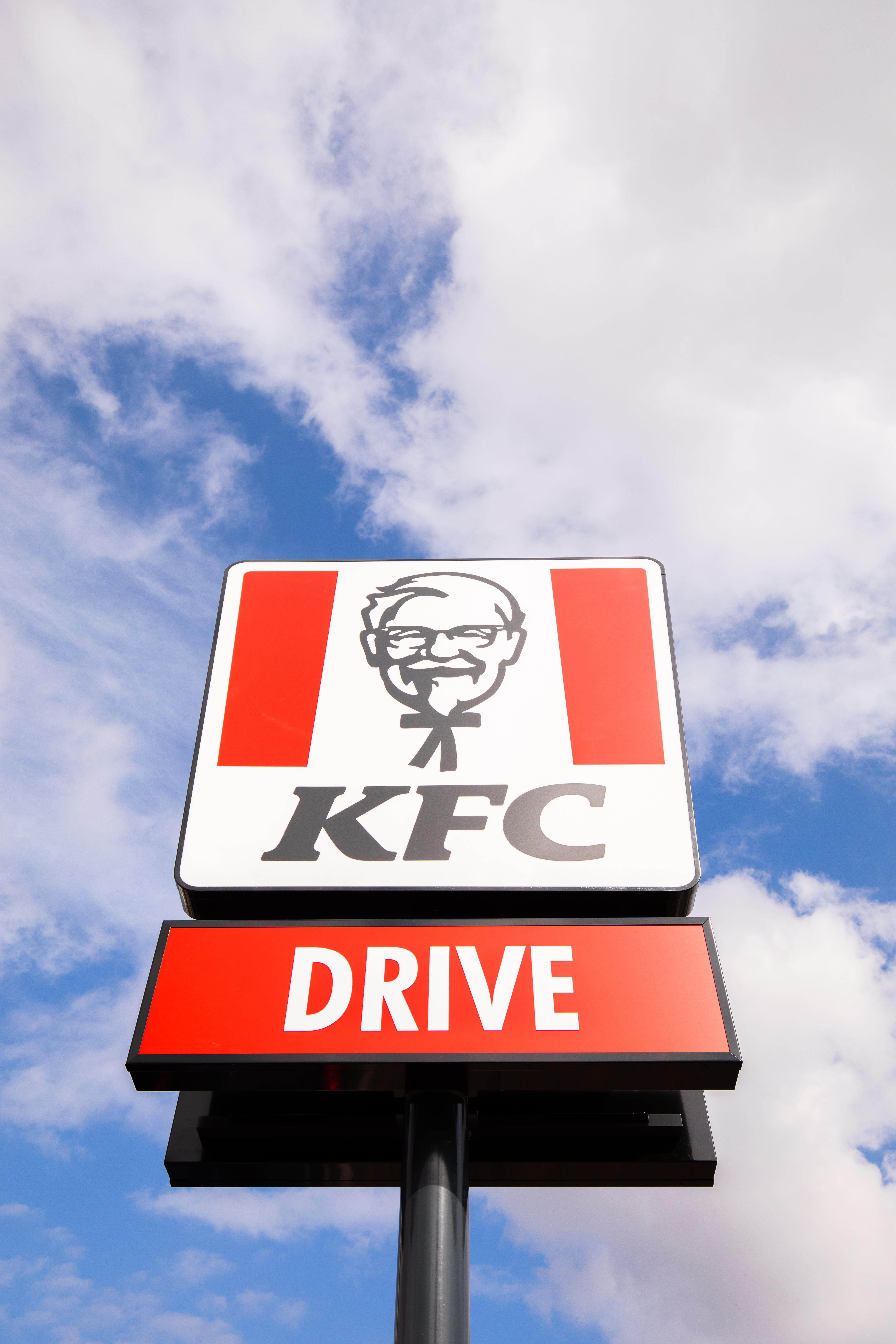 KFC-Drive-through-Hinweisschild vor der Filiale Parndorf am Straßenrand