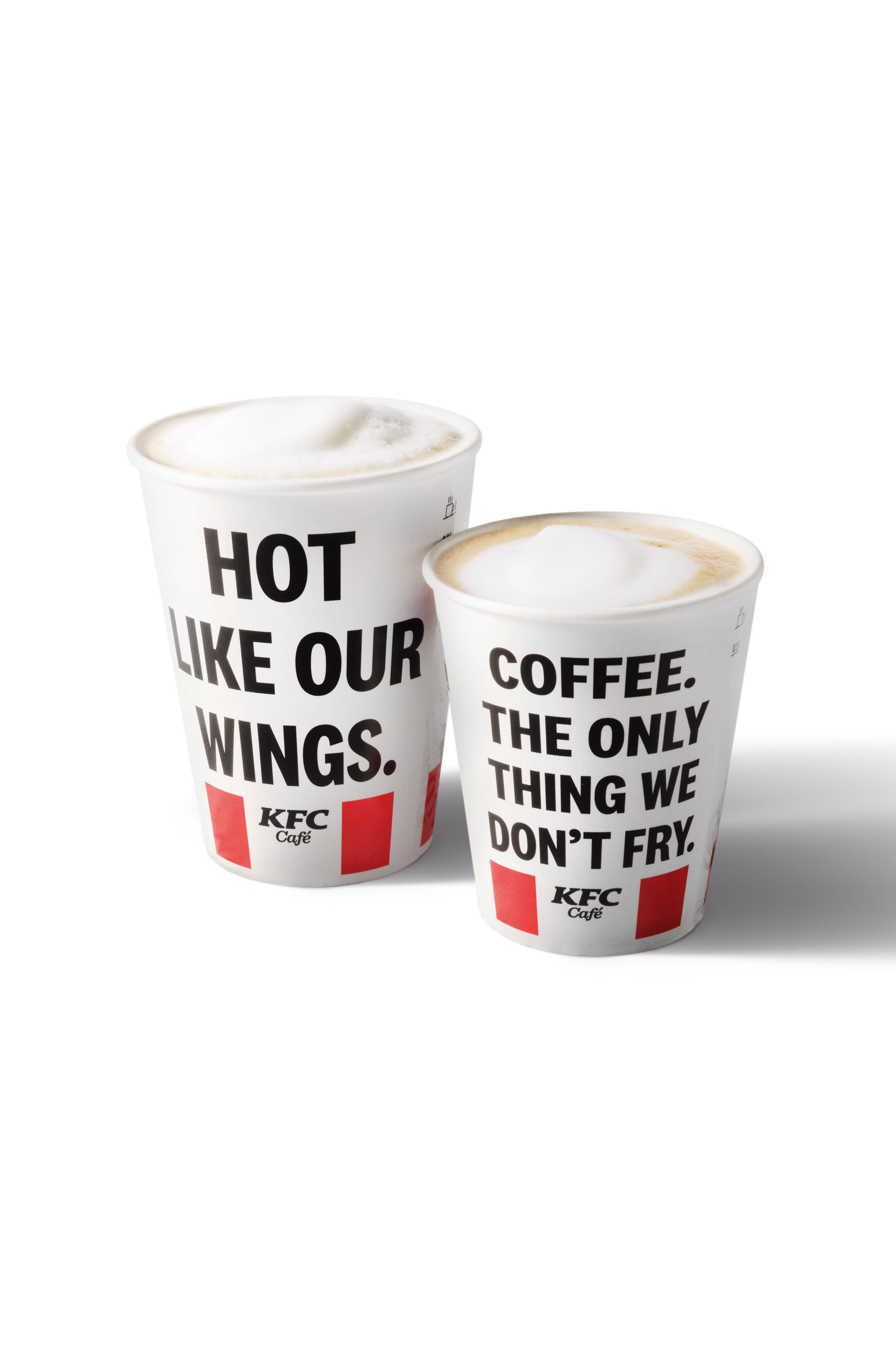 Zwei KFC-Café-Kaffeebecher mit den Aufschriften 'Hot Like Our Wings' und 'Coffee'