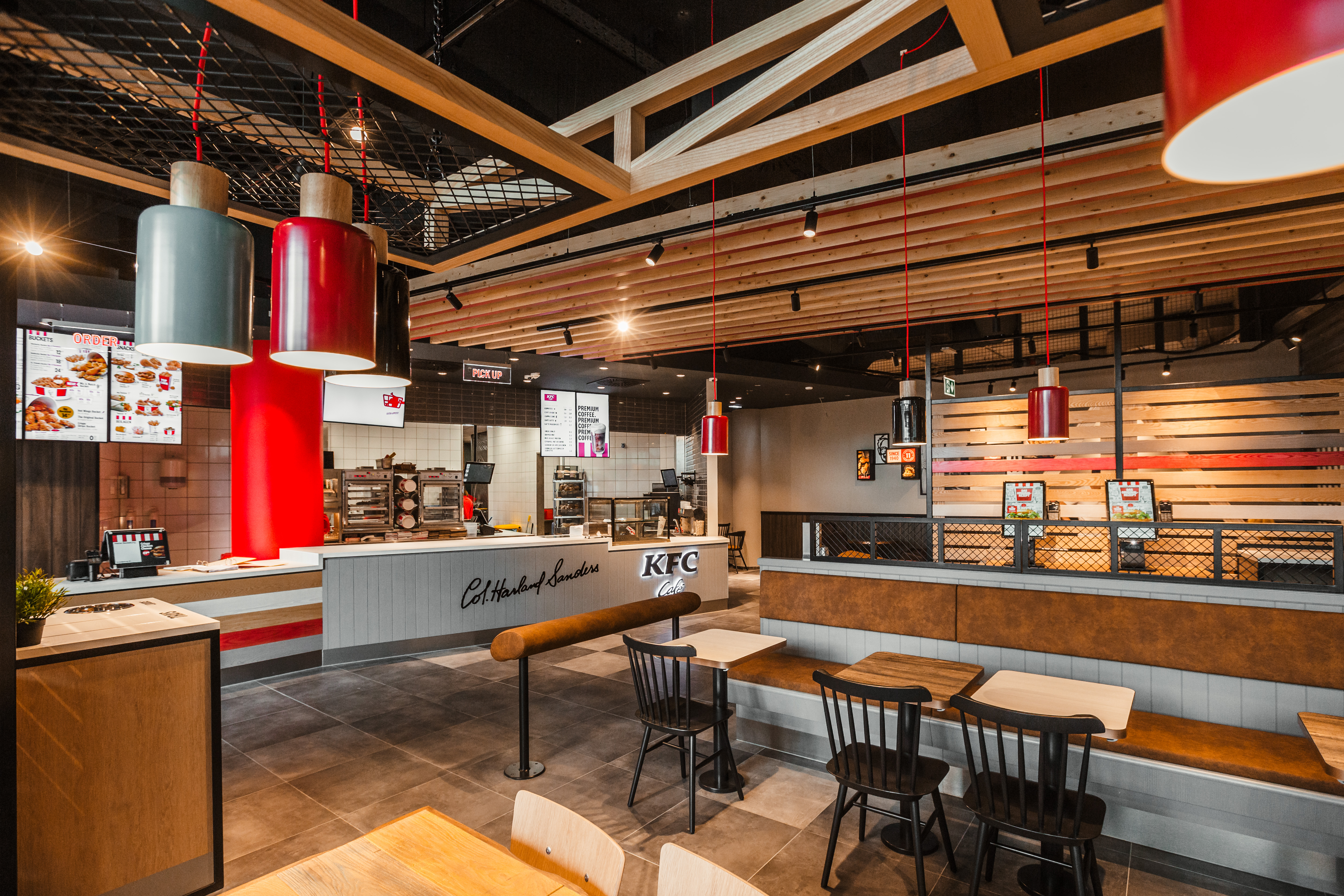 Innenraum der KFC-Filiale Columbus Center Wien mit Bestelltheke und Hängeleuchten
