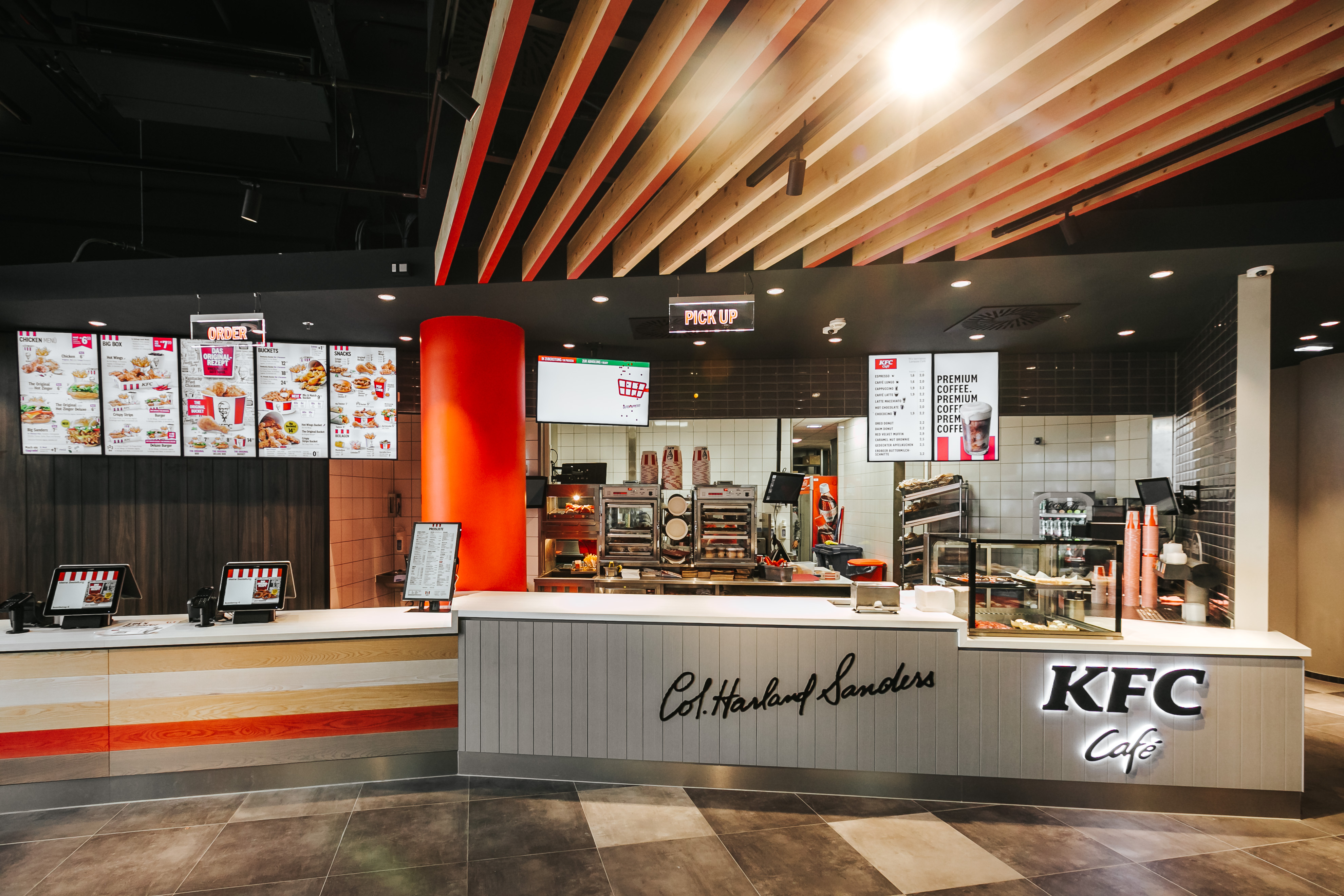 KFC-Restaurant mit Bestelltheke, Menütafeln und angeschlossenem KFC Café