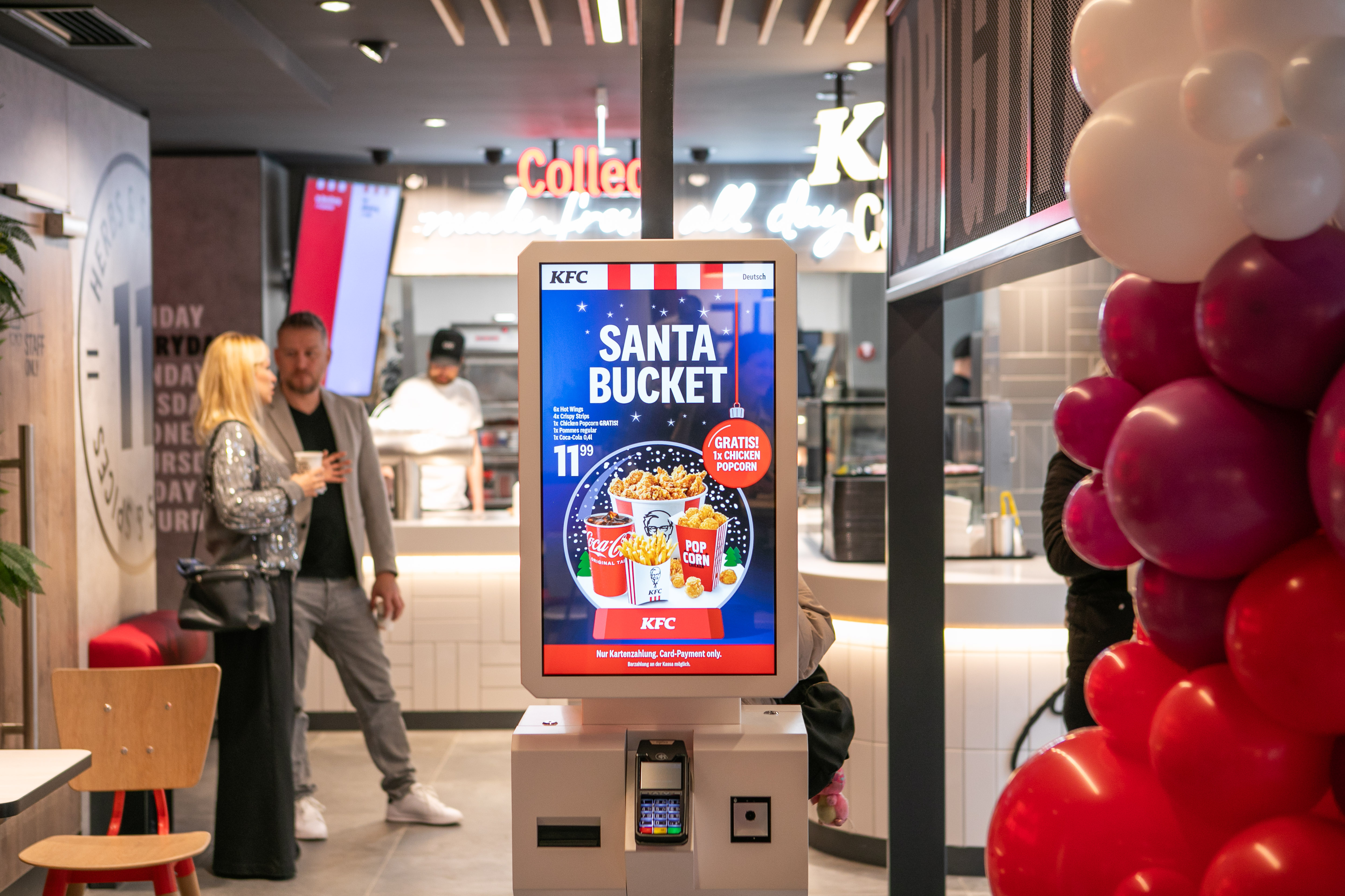 Selbstbedienungsterminal mit Werbung für den Santa Bucket in der KFC-Filiale Graz