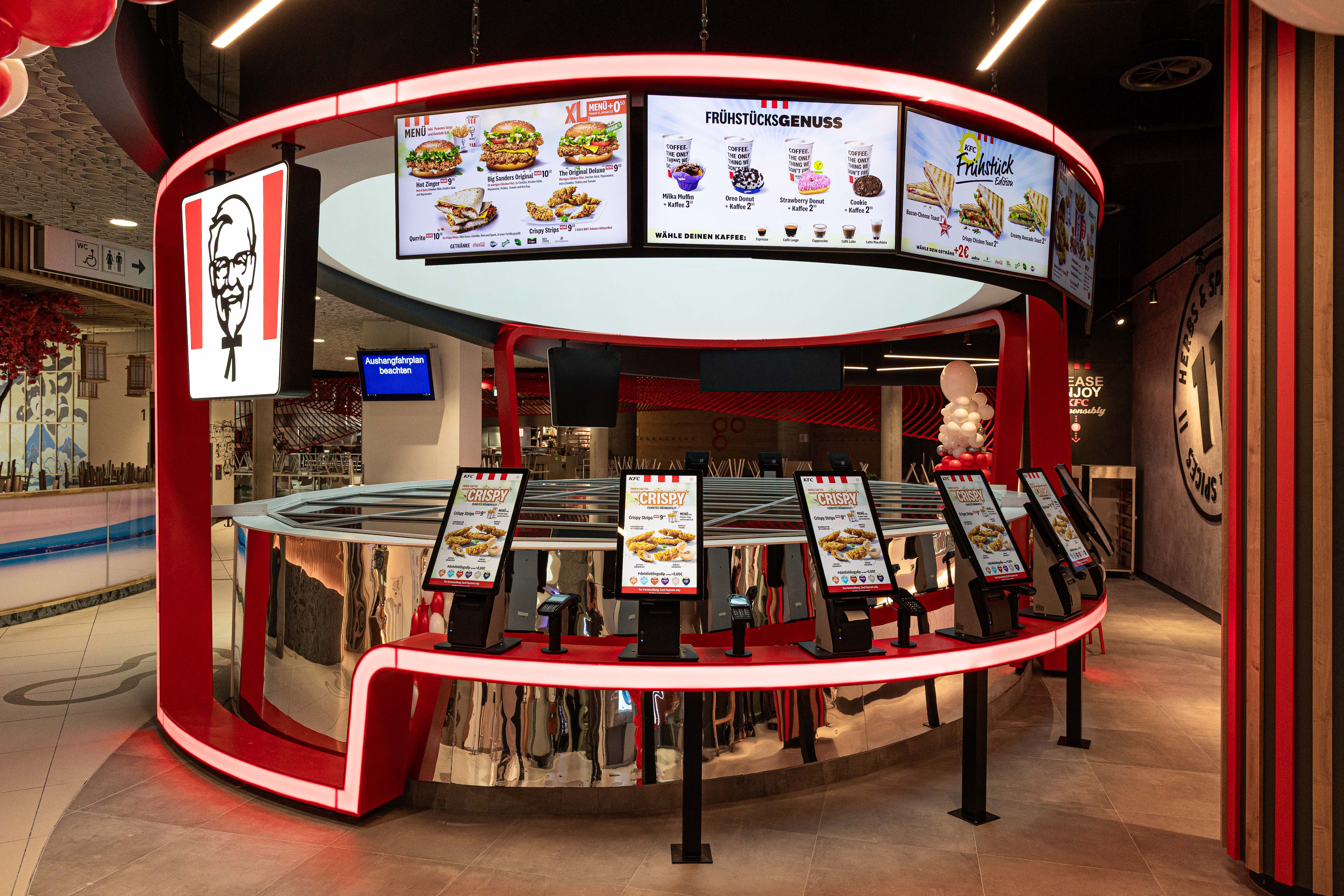 Rundes Selbstbedienungsterminal mit Menütafeln in der KFC-Filiale Wien Mitte