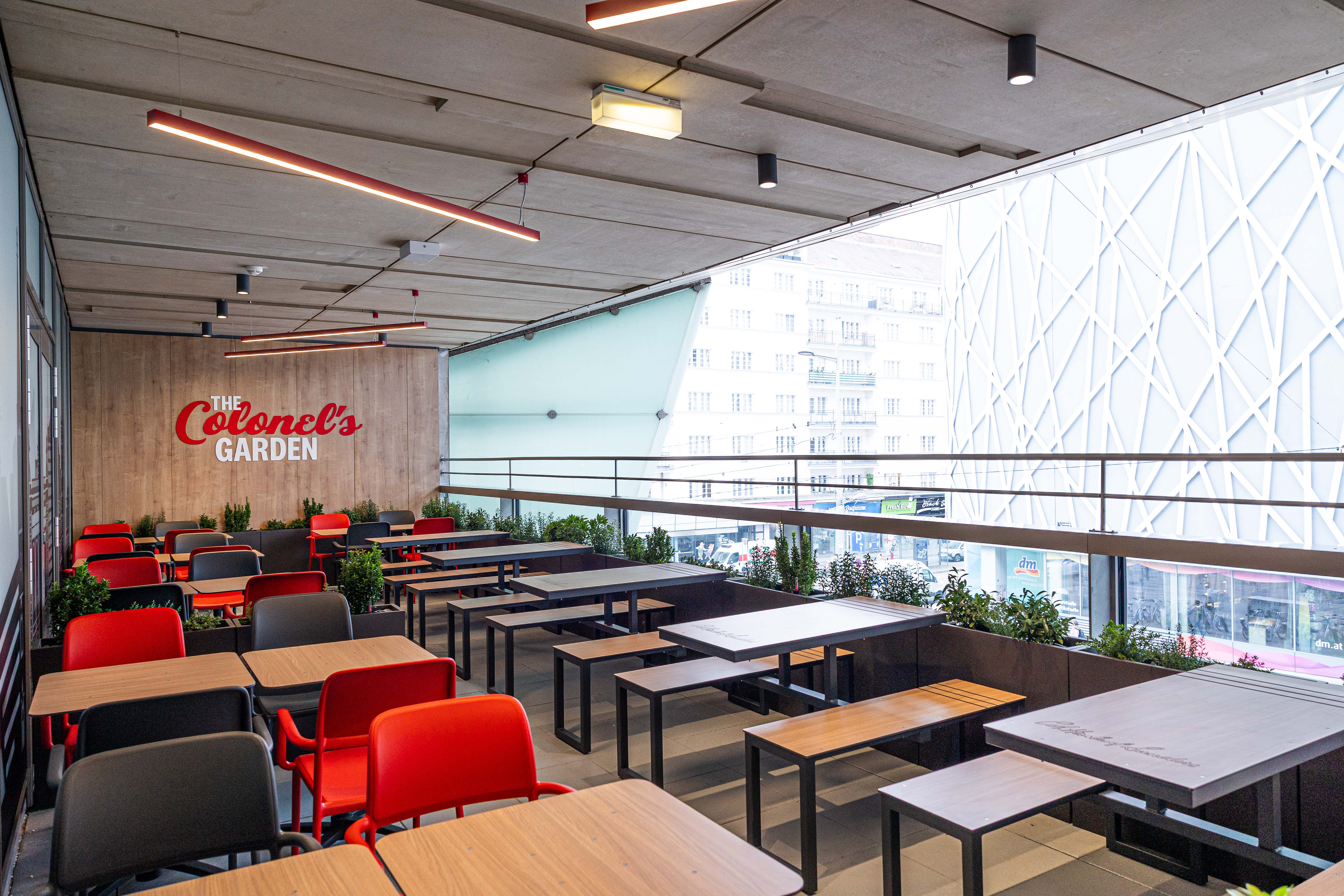 KFC Wien Mitte: Dachterrasse „The Colonel's Garden“ mit Sitzgruppen und Blick über die Stadt
