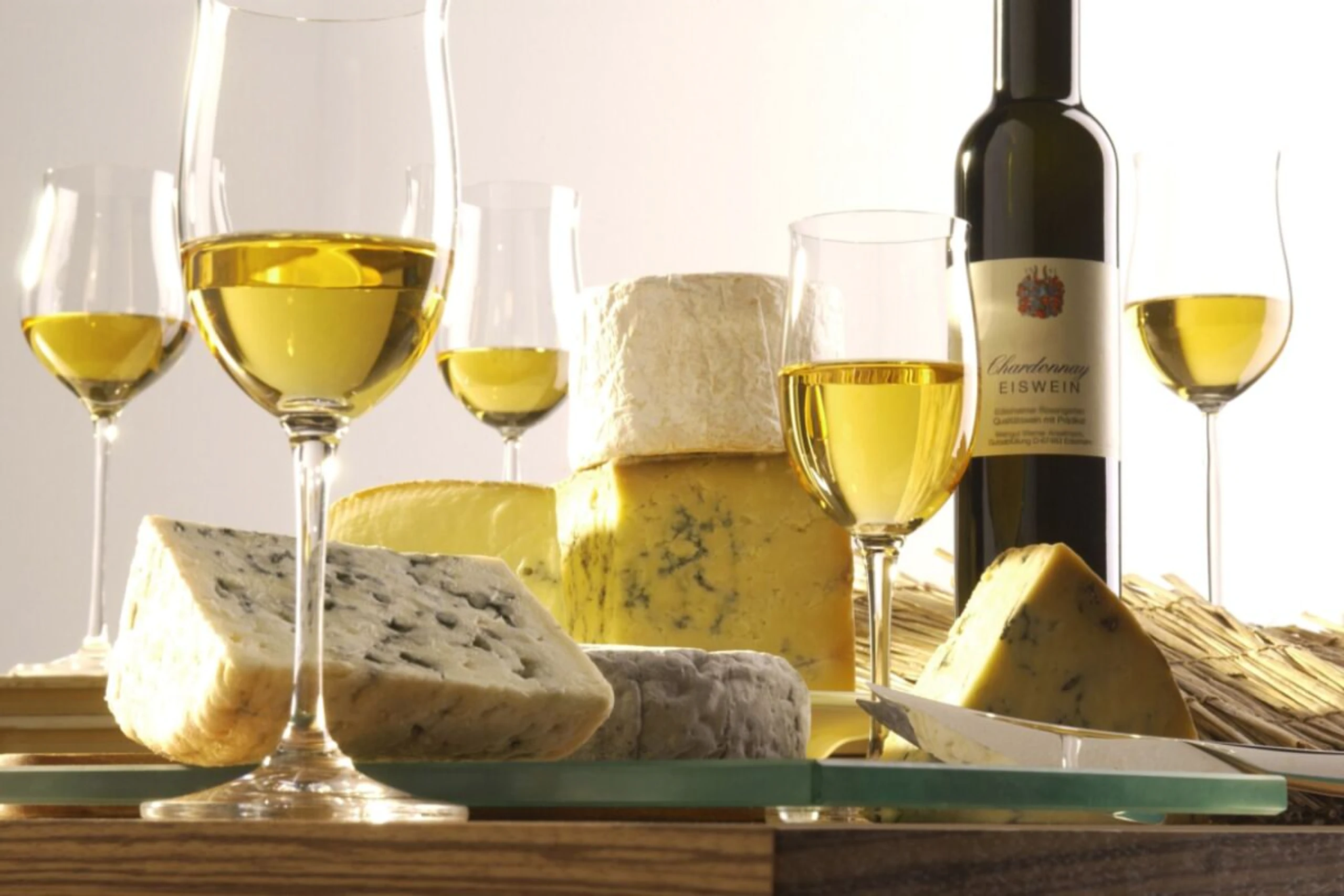 Süßwein passt besonders gut zu Blauschimmelkäse und Schafskäse