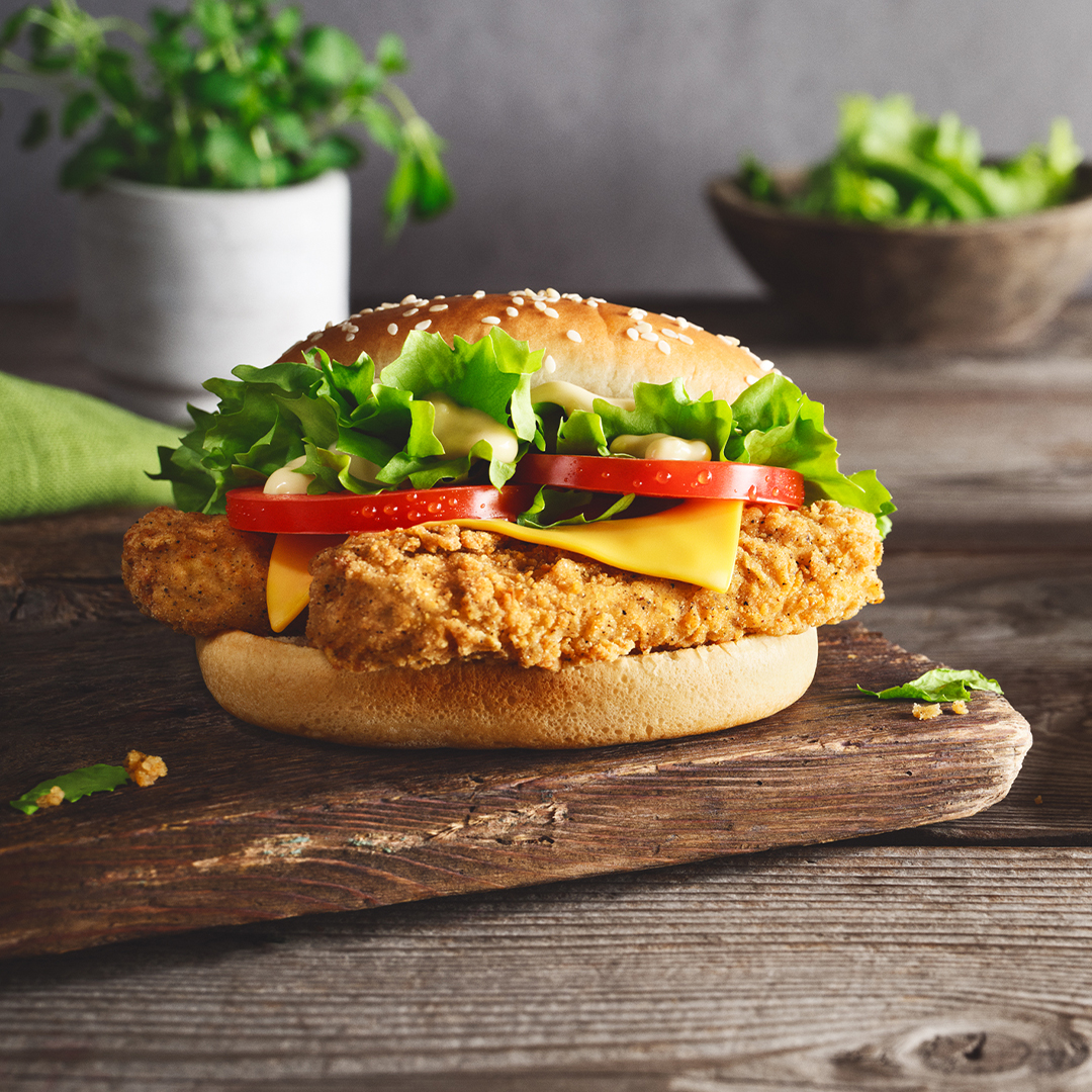 KFC Veggie Original Deluxe Burger mit Cheddar, Tomaten und Salat
