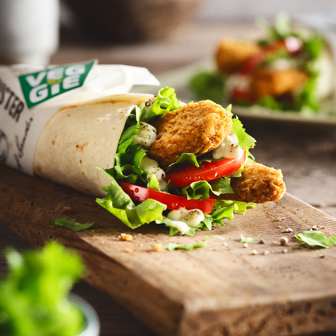 KFC Veggie Twister mit Veggie Strips, Salat und Tomaten in einer Weizentortilla