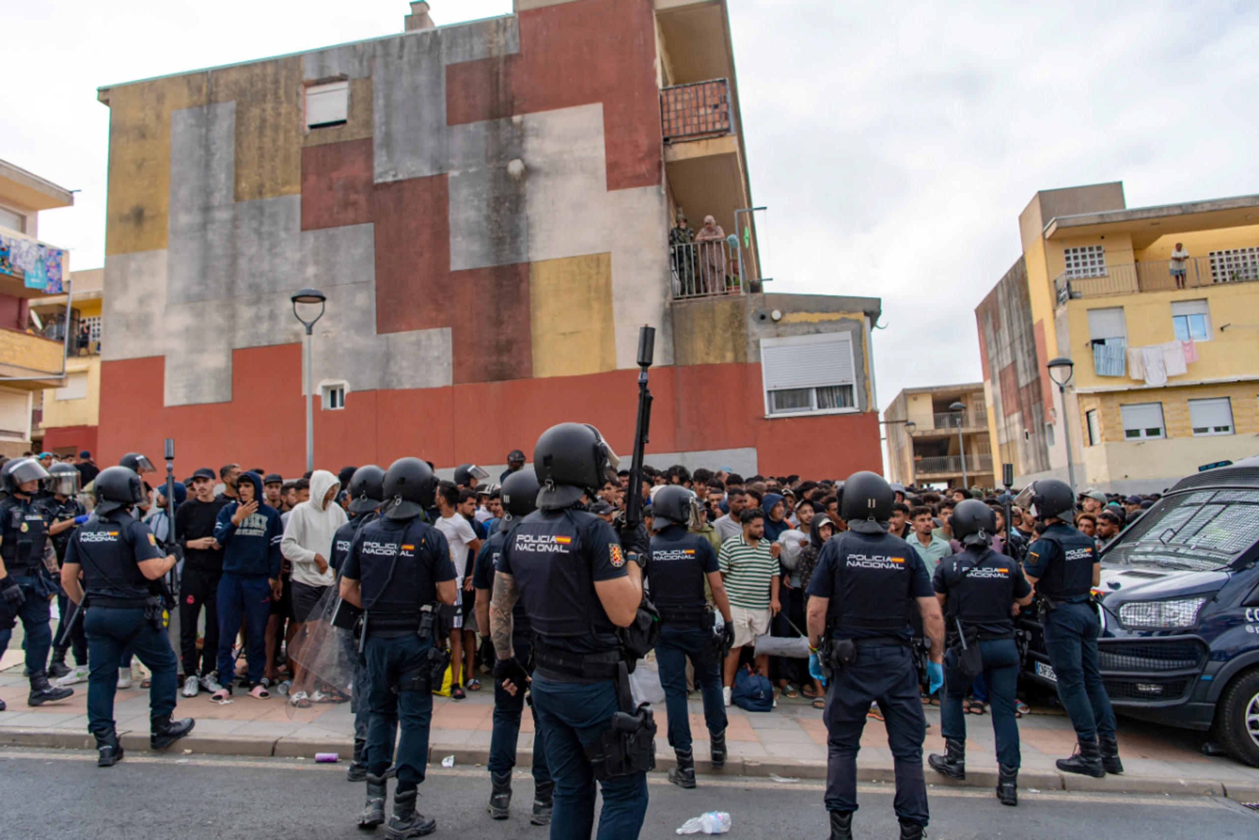 Spanische Polizei bei Migrantenansturm in Ceuta im Einsatz