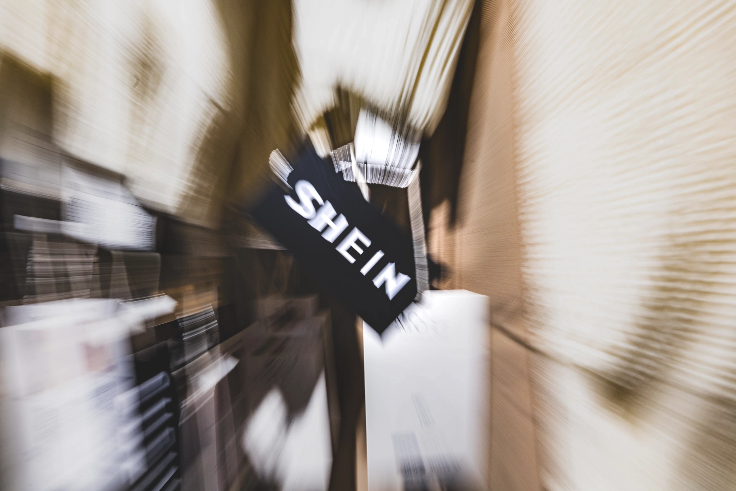 Shein: Wie der Fast-Fashion-Riese sein Geld verdient