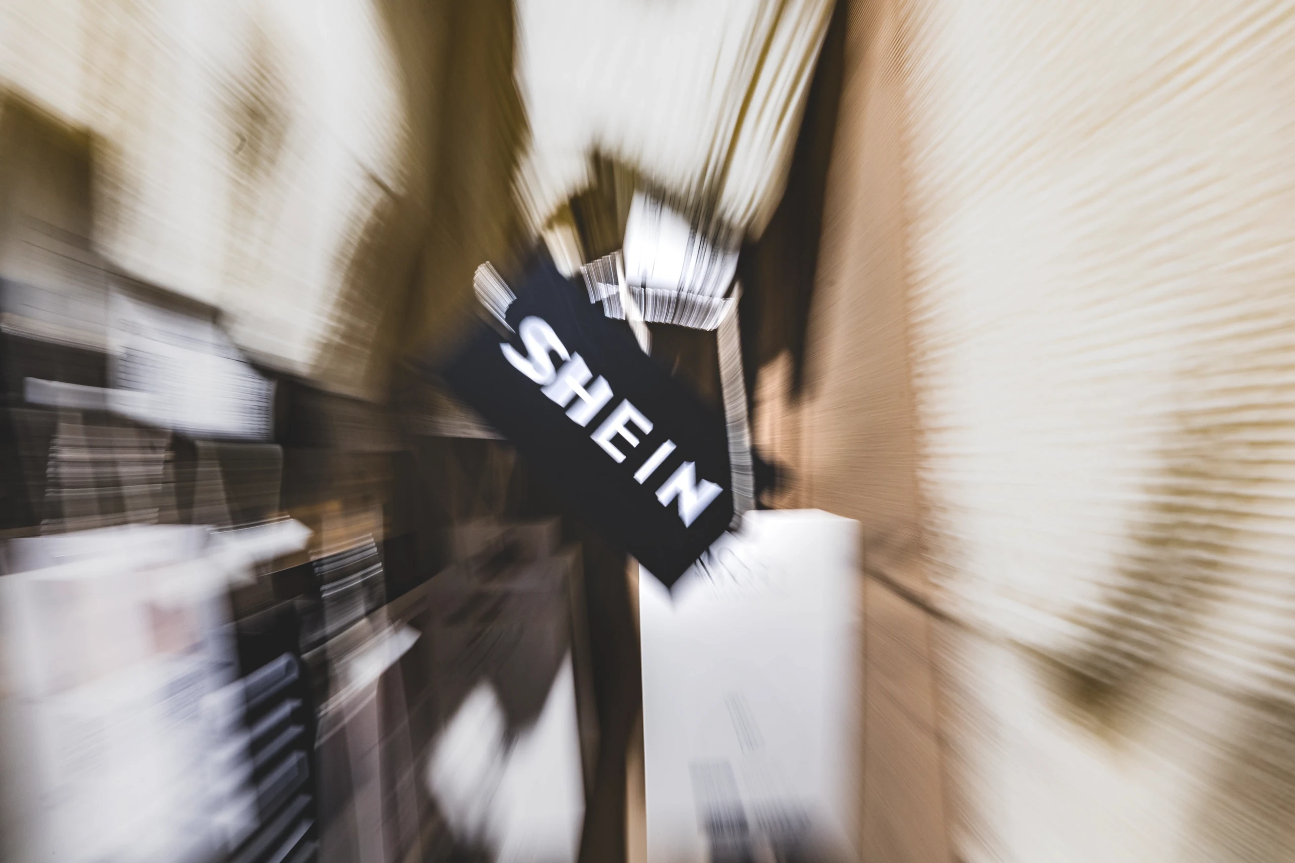 Shein: Wie der Fast-Fashion-Riese sein Geld verdient
