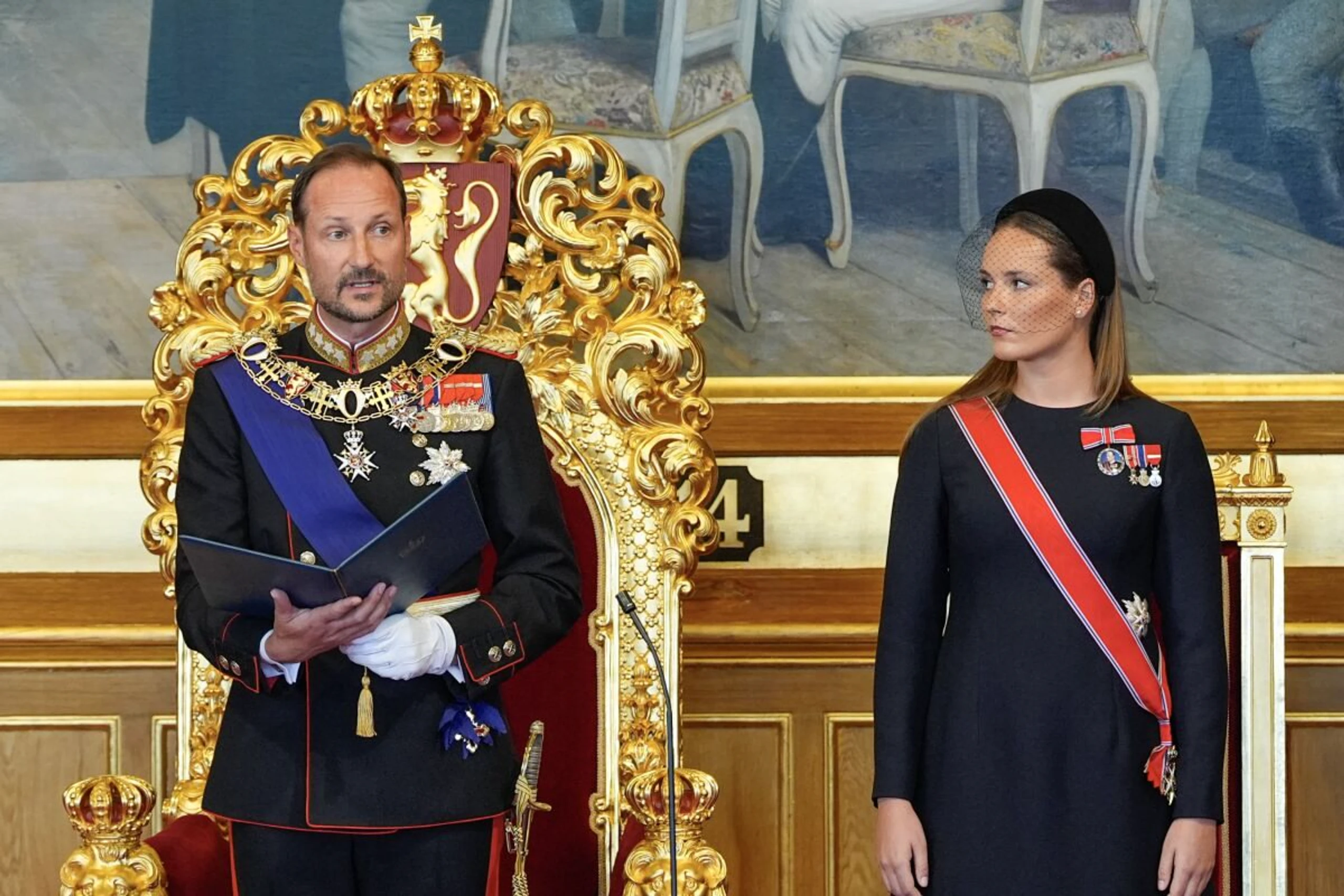 Haakon VIII. spricht den Eid, daneben Kronprinzessin Ingrid Alexandra