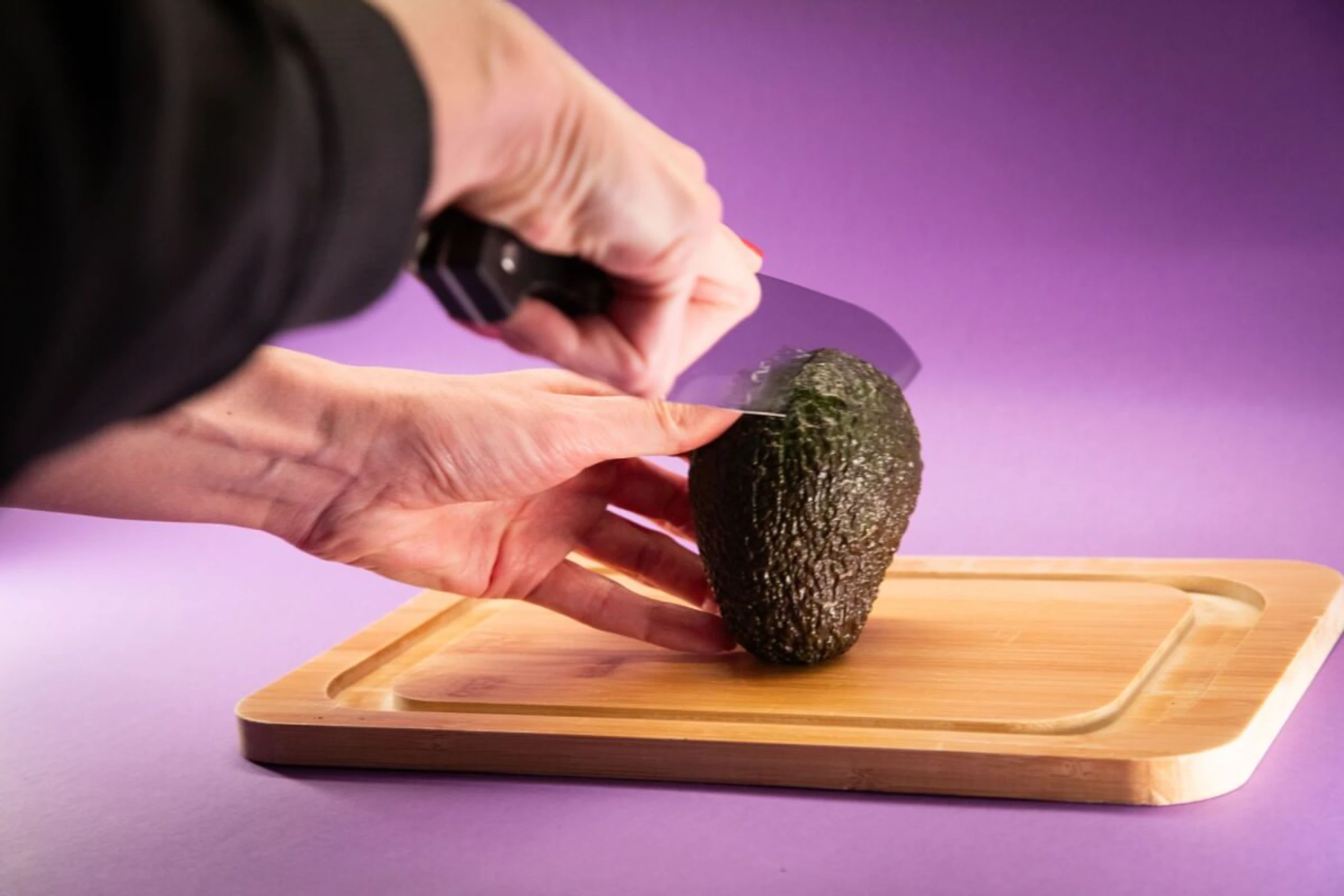 Die Avocado längs rundherum bis zum Kern einschneiden