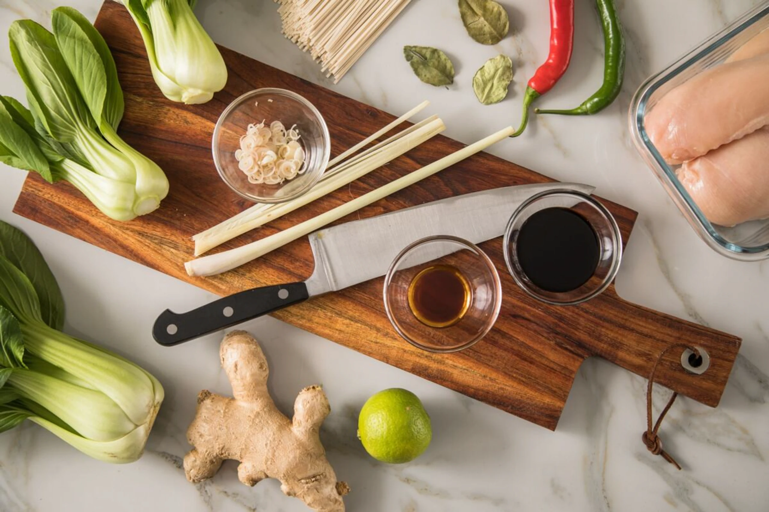Helle Sojasauce eignet sich gut, um Fleisch, Fisch und Tofu zu würzen