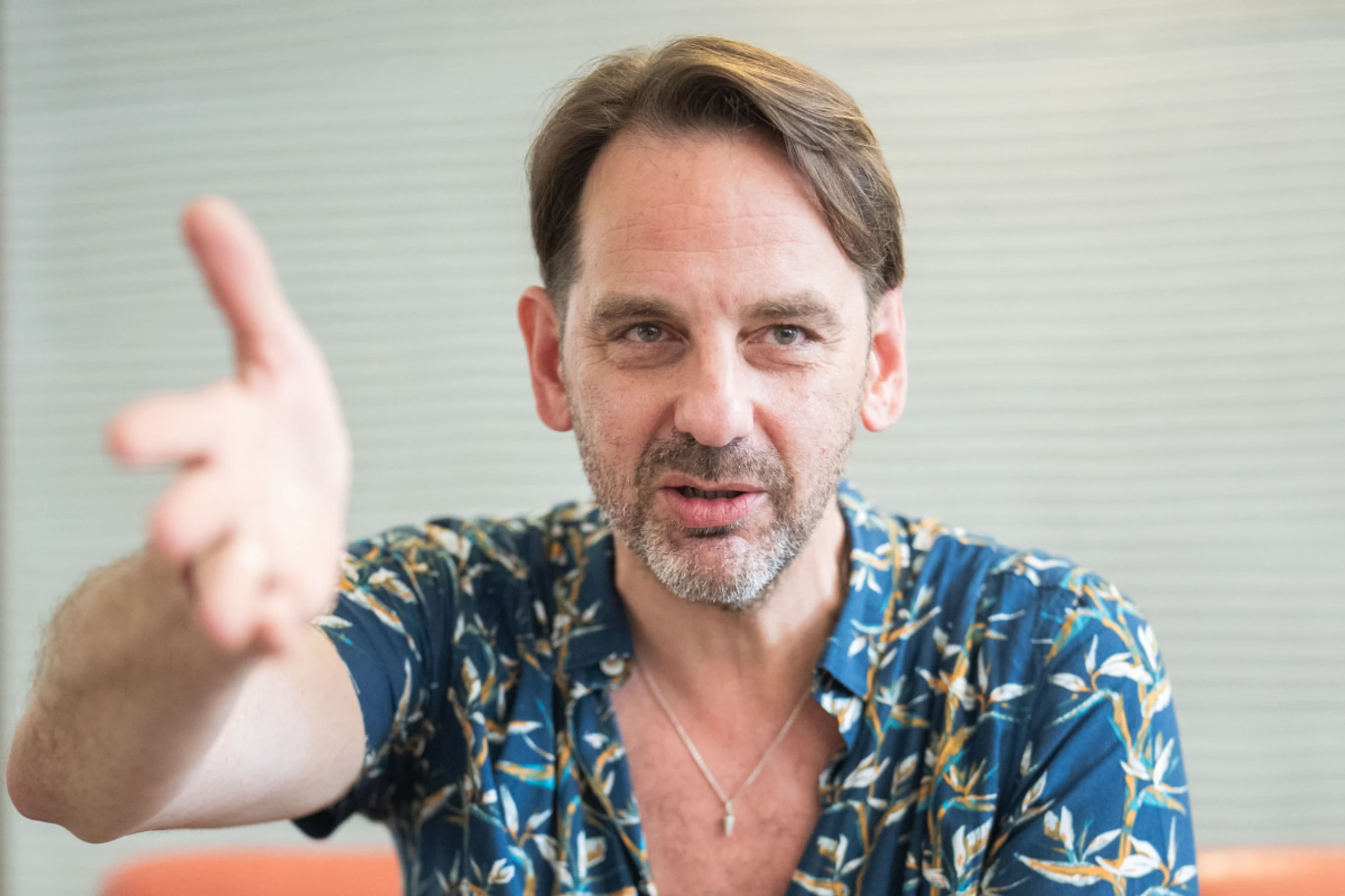 Sänger Michi Gaissmaier feiert mit Bandkollegen und Gästen in der Arena